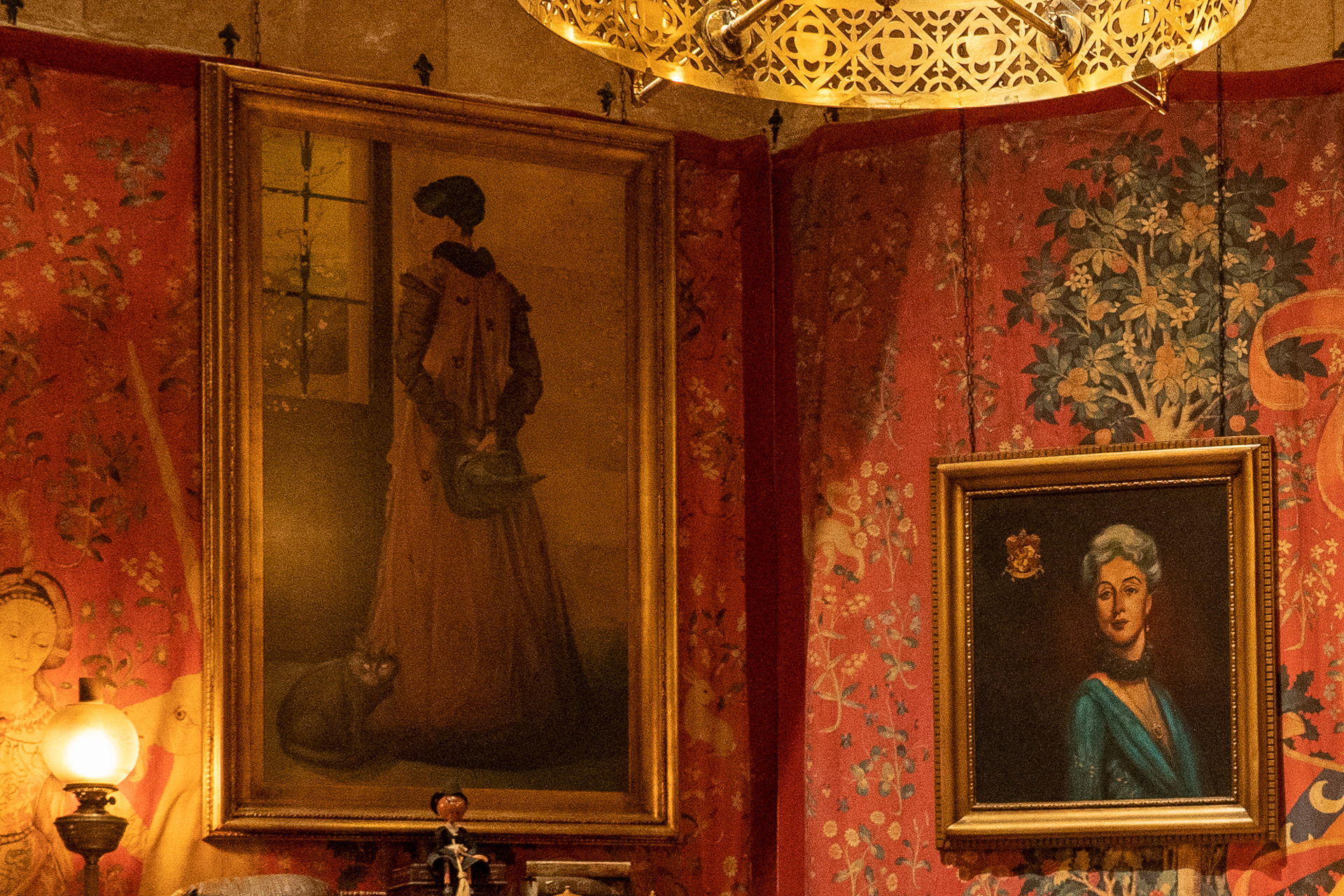 インタラクターさんによると、後ろ向きの女性の肖像画は若かりし頃のマクゴナガル先生なのだとか。右は誰だろう？