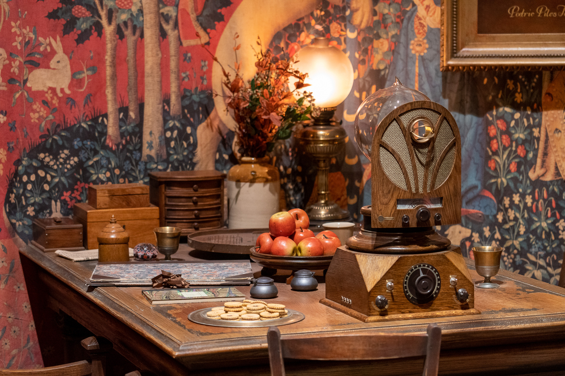 机の上にはりんごやビスケットなどのほか、いろいろなものが置かれている。小道具を眺めるのも楽しい