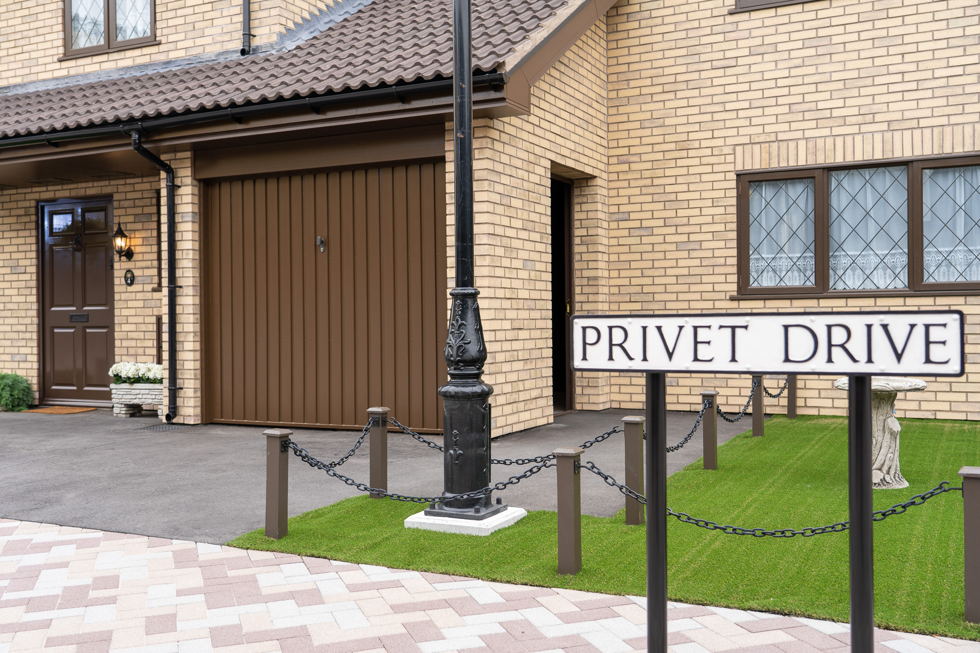 プリベット通り4番地がダーズリー家の住所。ハリーはこの叔父叔母の家の階段下の物置で暮らしていた