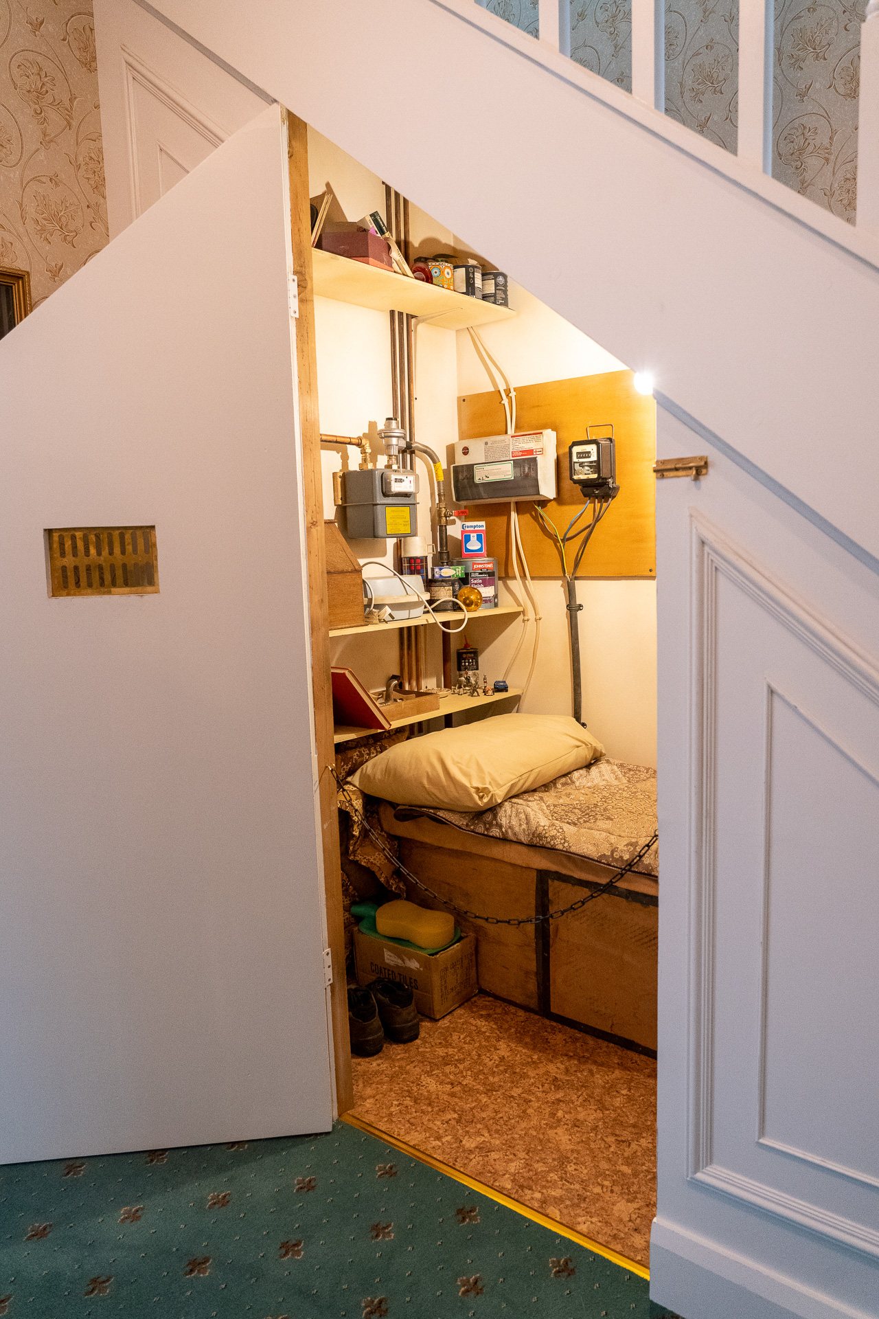 その下にハリーの物置部屋がある