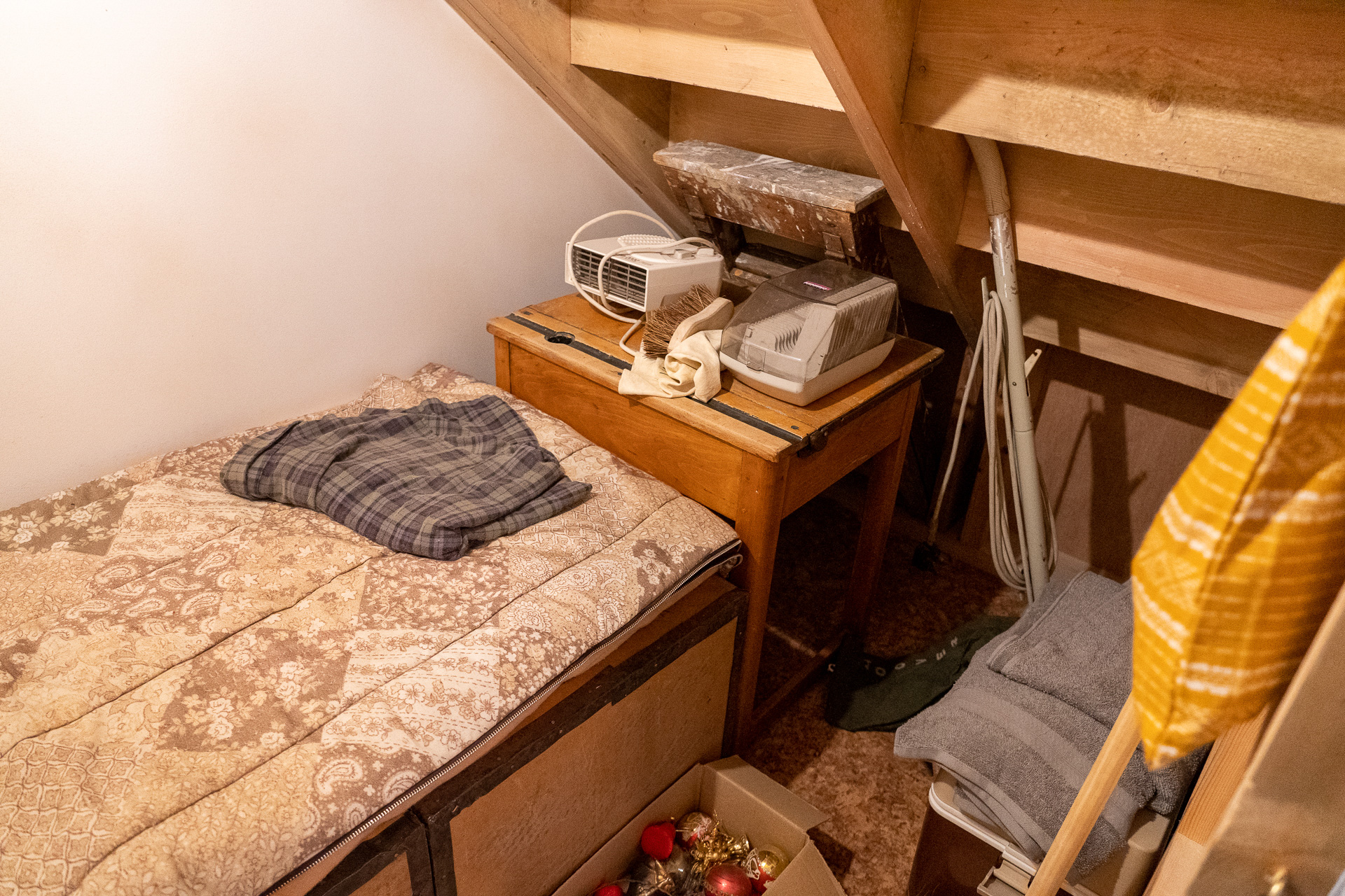 想像通りの狭さ。第1作目の冒頭シーンを思い出すと可哀想で泣けてくる