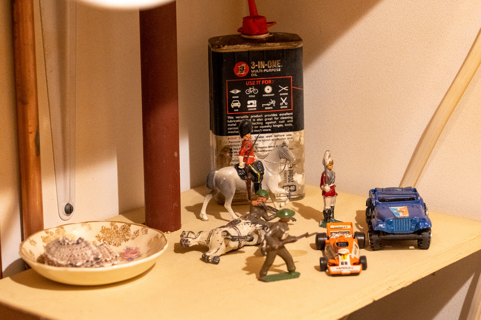 棚の上にはおもちゃが少し。ダドリーのお下がりだろうか