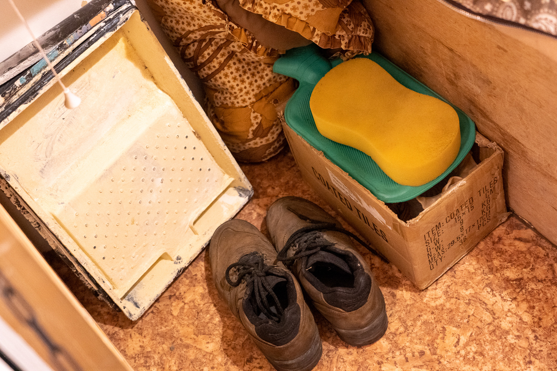 床には靴や湯たんぽ