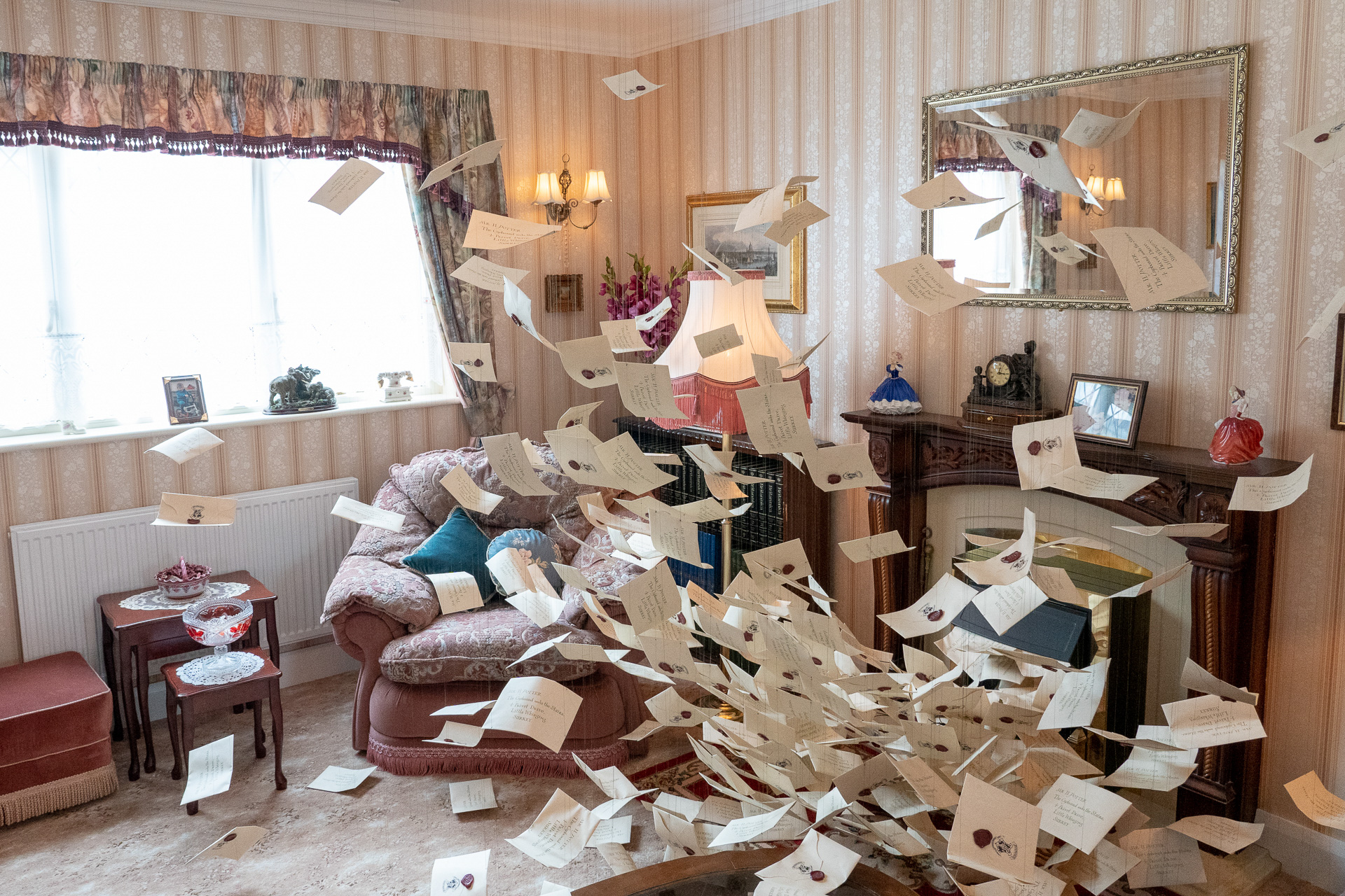 次から次へと暖炉から出てくるハリー宛の案内状。中身はホグワーツの入学許可証