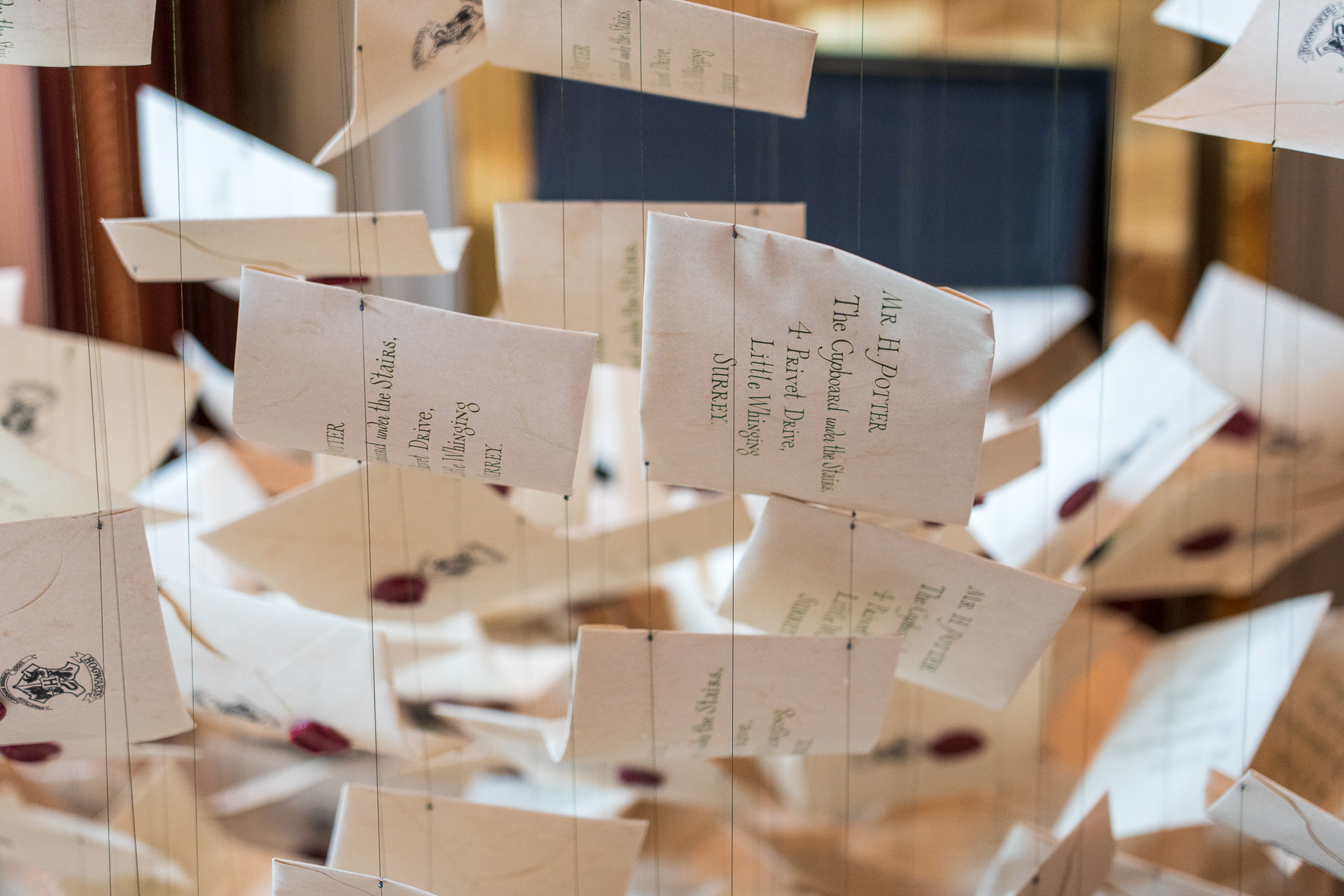 宛名は「プリベット通り4番地 階段下の物置内、ハリー・ポッター様」