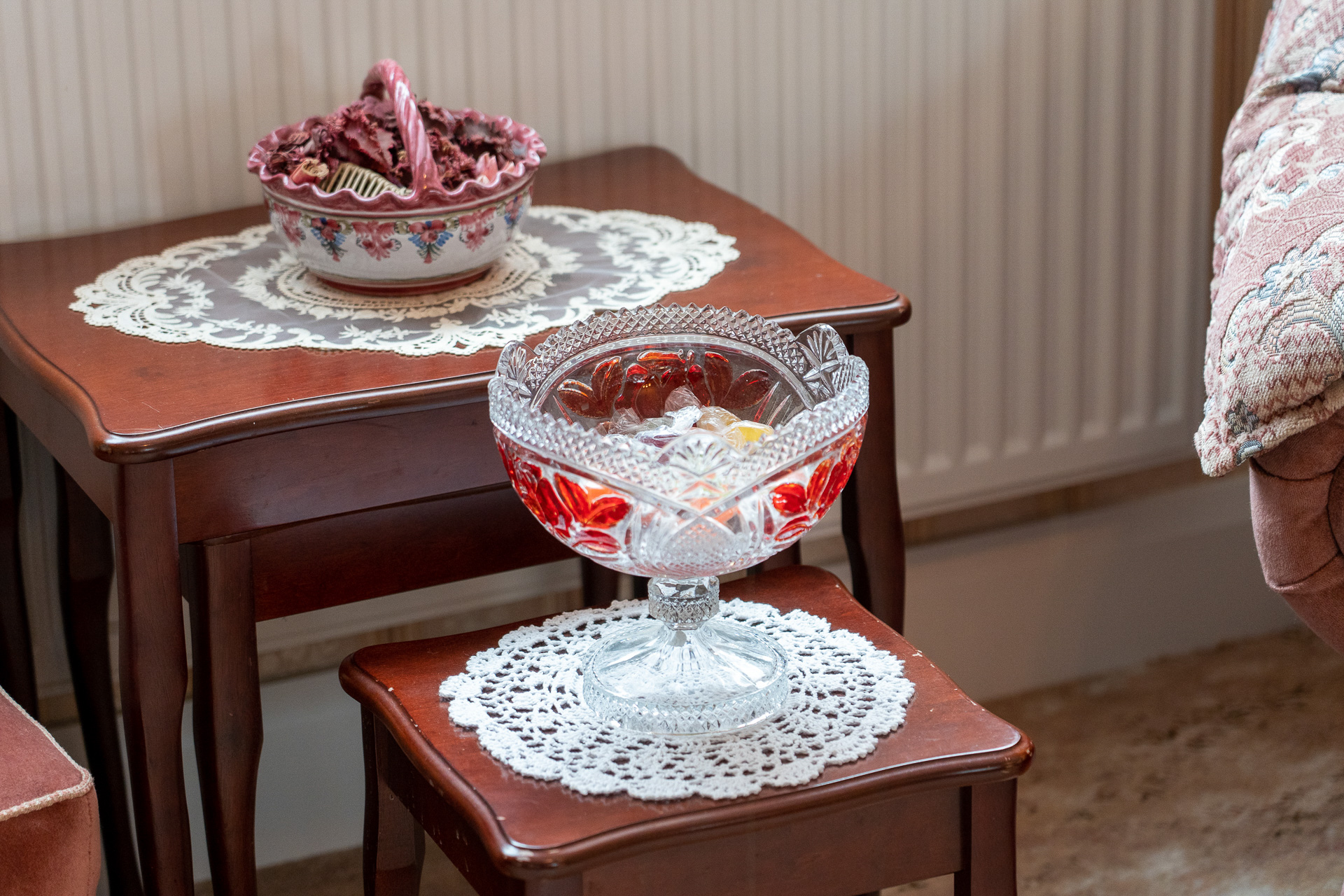 趣味の悪いインテリアでいっぱいのダーズリー家。装飾スタッフさんはセンスの悪いものばかりを集めたのだそう。花瓶や置物、壁紙がダサダサだ