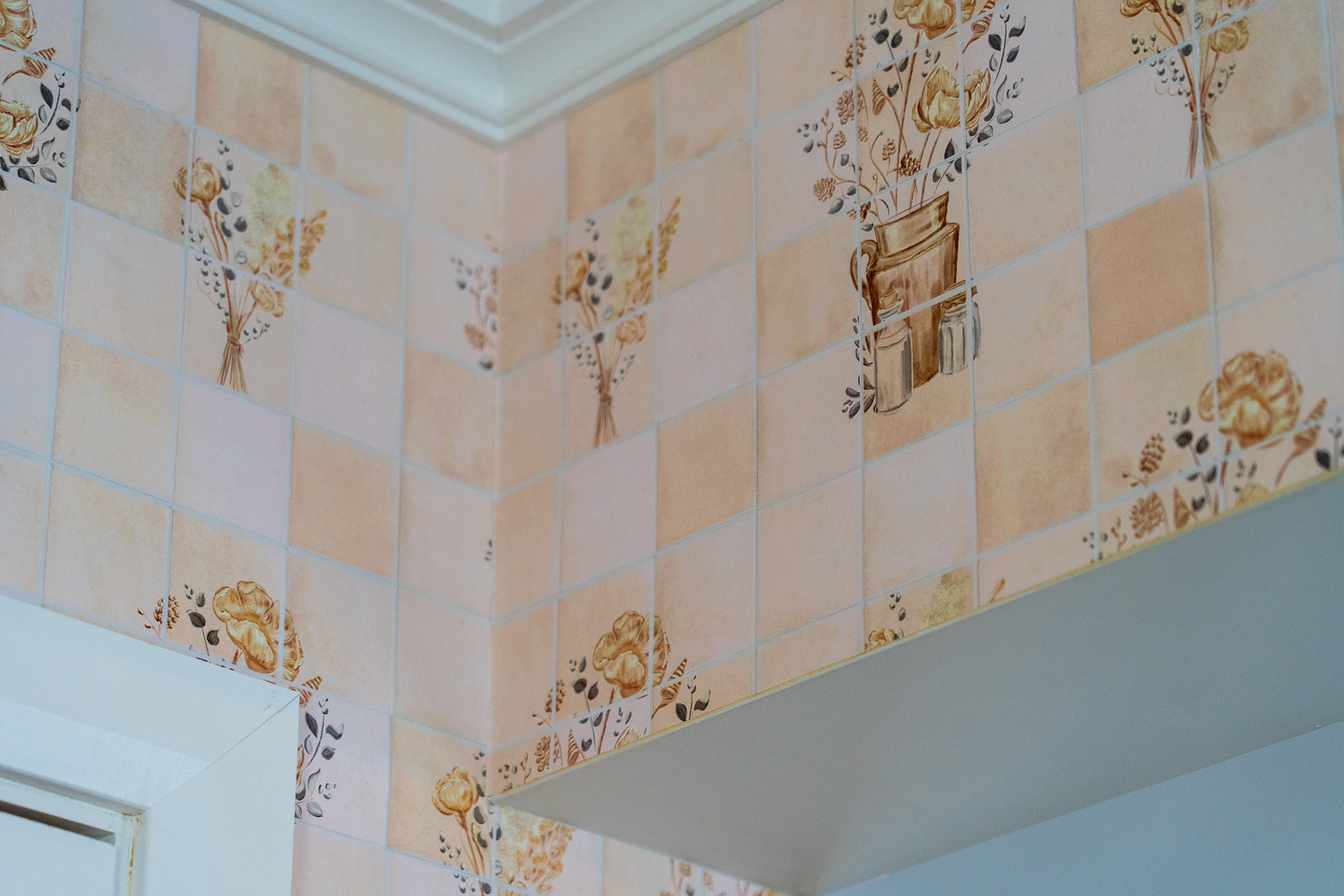 趣味の悪いインテリアでいっぱいのダーズリー家。装飾スタッフさんはセンスの悪いものばかりを集めたのだそう。花瓶や置物、壁紙がダサダサだ