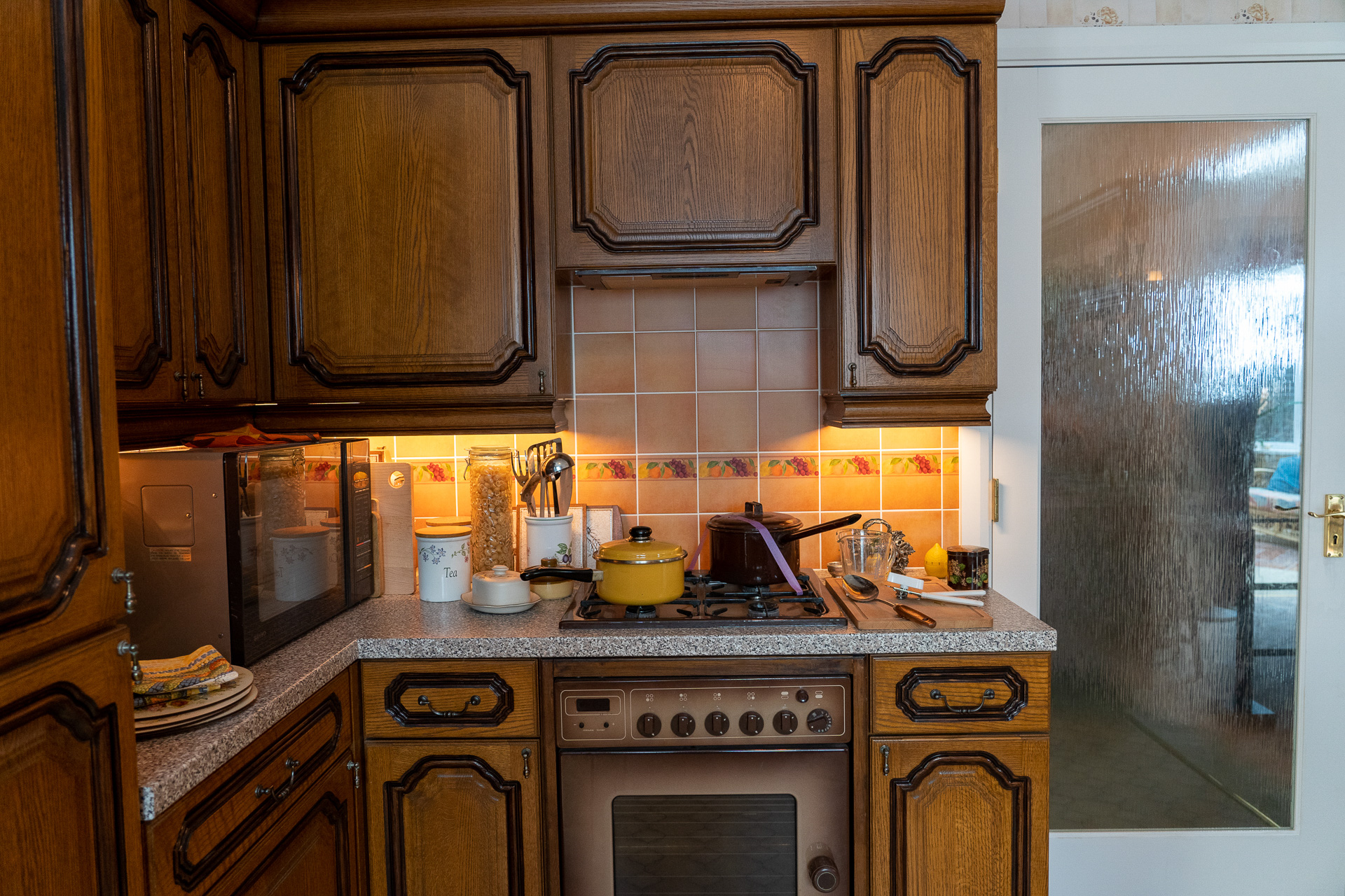 隣のキッチンも、お皿や道具など全体的にセンスが悪い