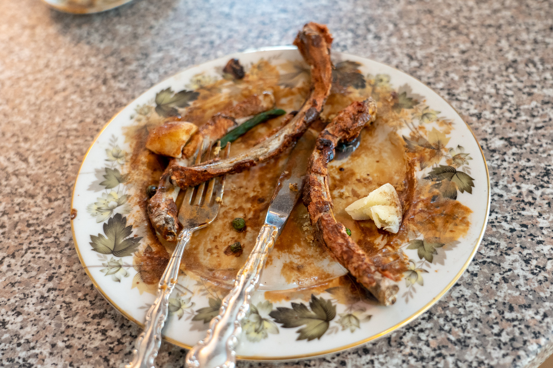 今の今まで食べていたような汚れたお皿のリアルさが半端ない。もちろんセットの一部