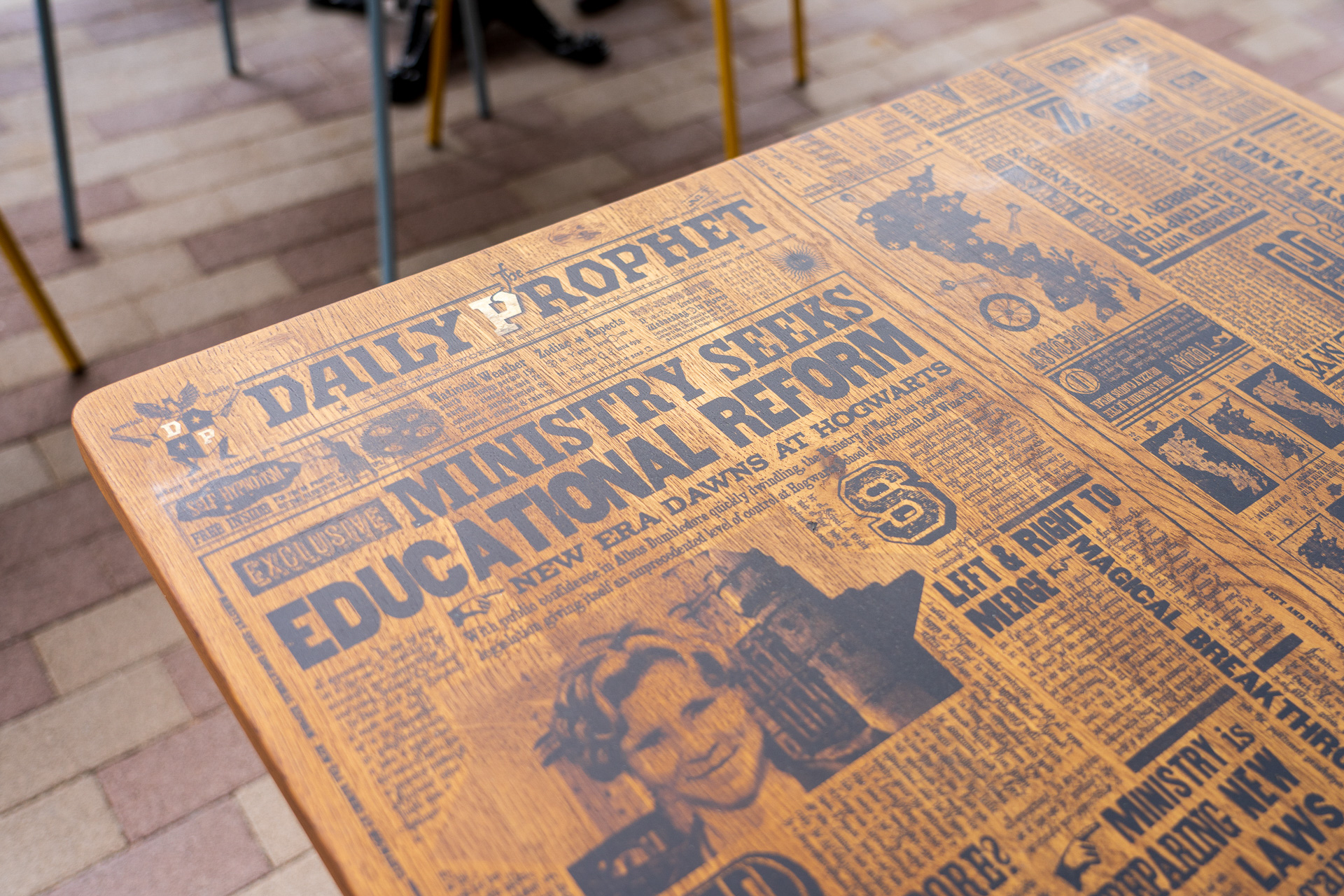 テーブルに日刊予言者新聞（DAILY PROPHET）がプリントされている。バタービールを飲みながら魔法界の情報をゲットしよう