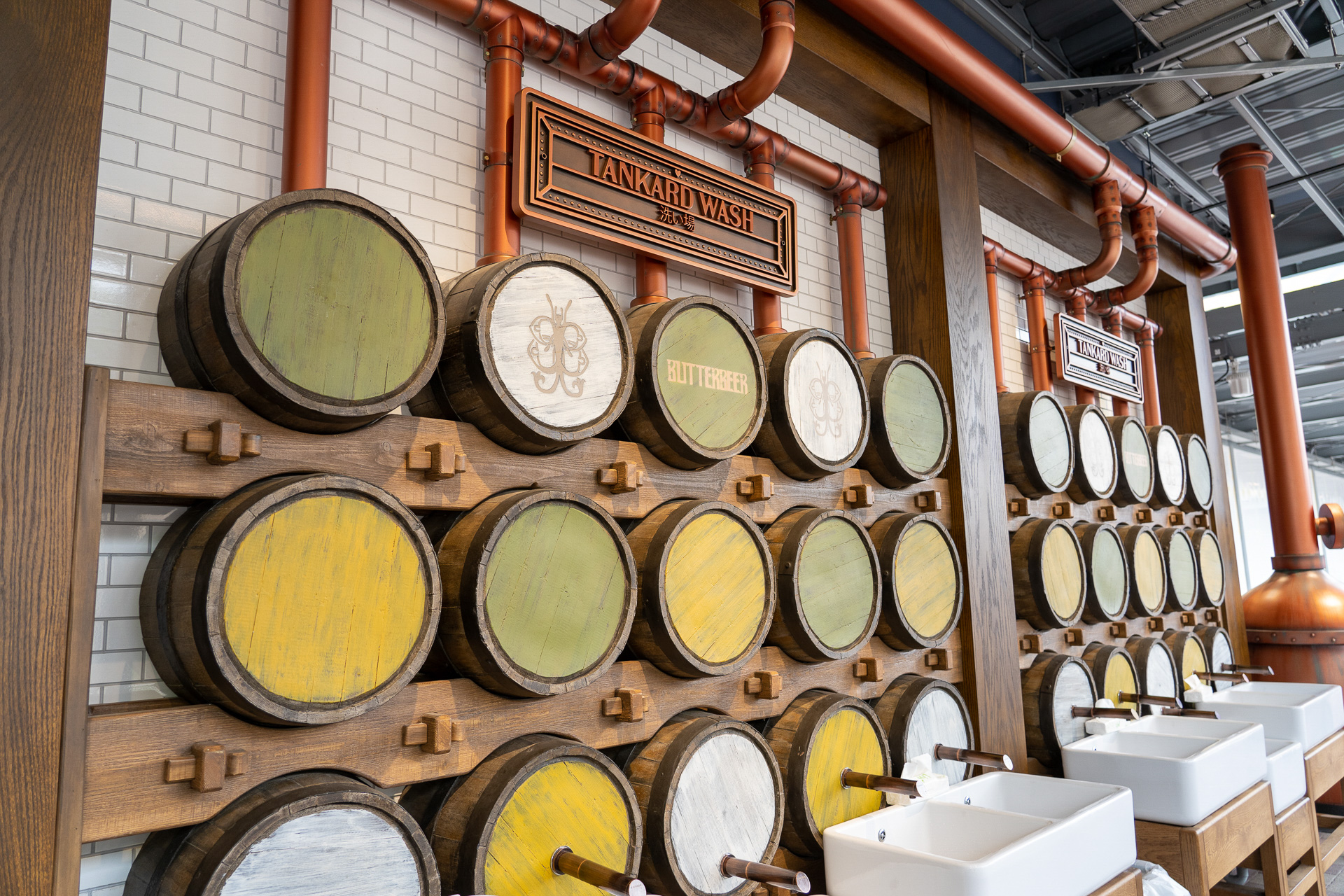 壁はバタービールを入れる樽がモチーフになっていてバーの雰囲気が出ている