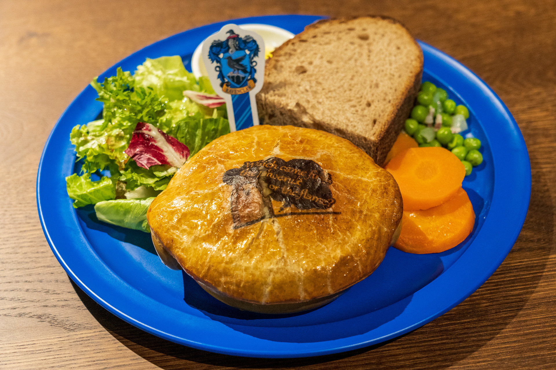 「レイブンクロープレート（フィッシュパイ）」（2800円、ドリンク付き）。熱々のフィッシュパイを食べる前にパイの上に描かれたクイズに挑戦だ