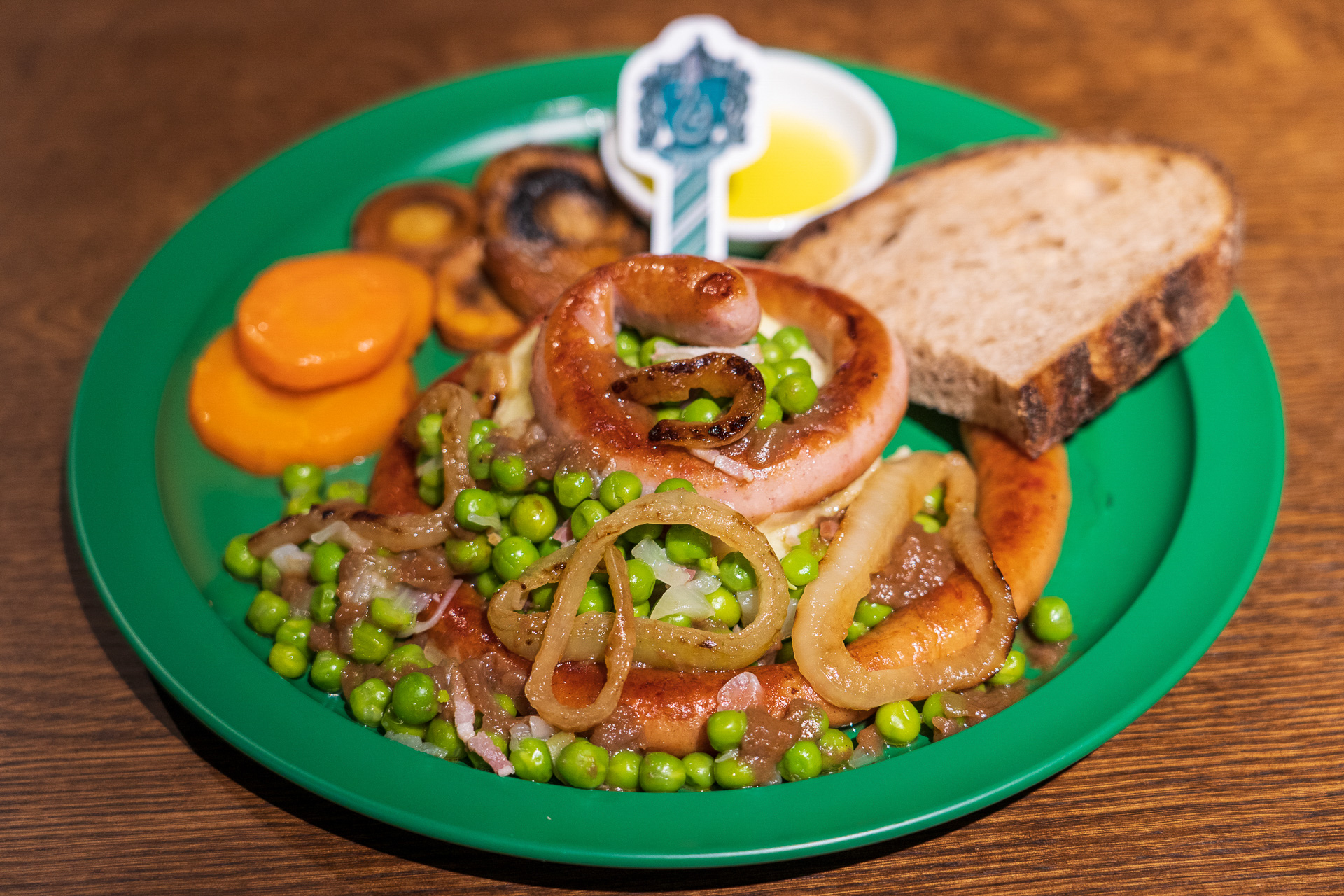 「スリザリンプレート（ハンバーガー＆マッシュ）」（2900円、ドリンク付き）。渦巻くソーセージは寮のシンボル大蛇（サーペント）をイメージ！　ひゃ～