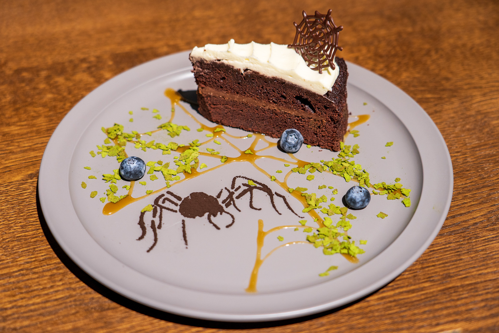 「アラゴグの隠れ家～チョコレートケーキ添え～」（1000円）。禁じられた森で暮らすアラゴグをイメージ。濃厚なチョコレートケーキは美味しそうだが、クモが苦手なロンはきっと食べられないはず