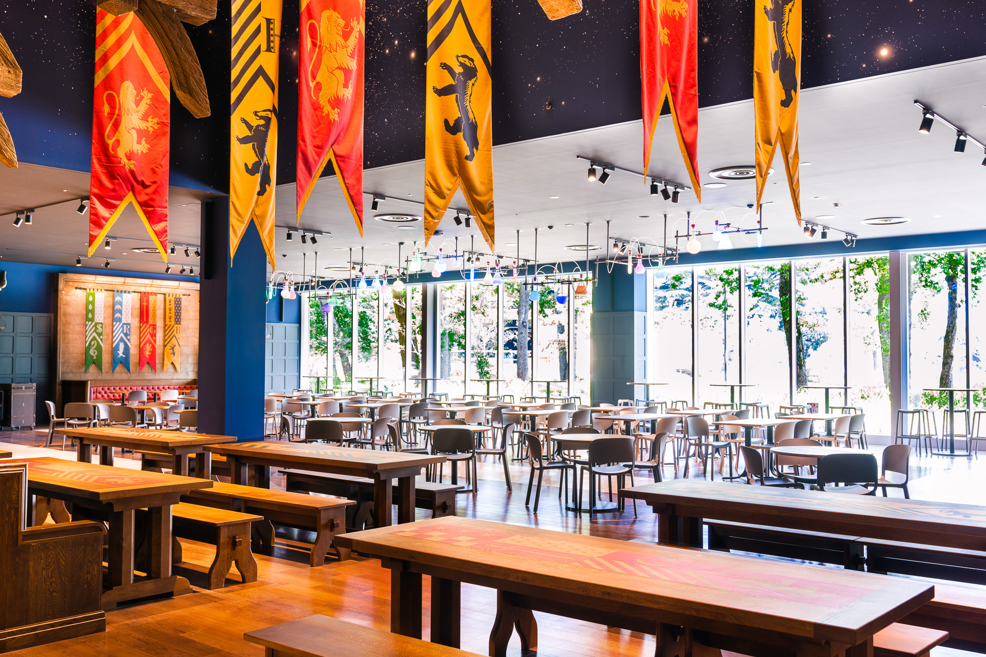 9と3/4番線のロゴが特徴的なブレックファーストメニューなどが食べられるフードホール（写真提供：スタジオツアー東京）