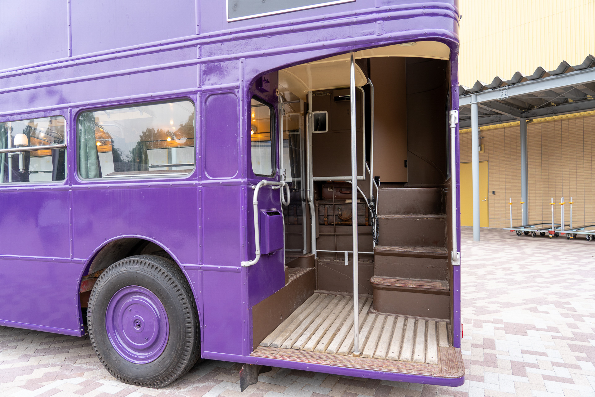 内部に入ることはできないが、後方入り口のステップまでは上がることができる