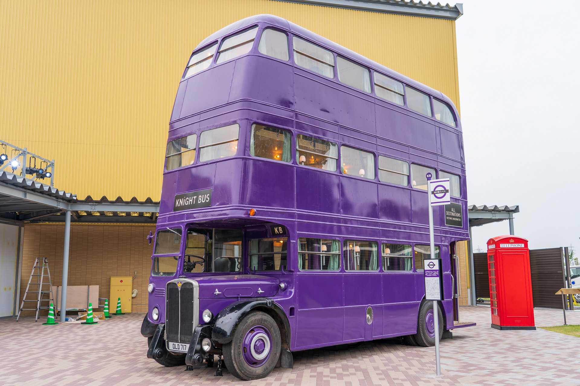 ロンドンの二階建てバスを3台分のパーツを使って改造し、三階建てにしているとのこと