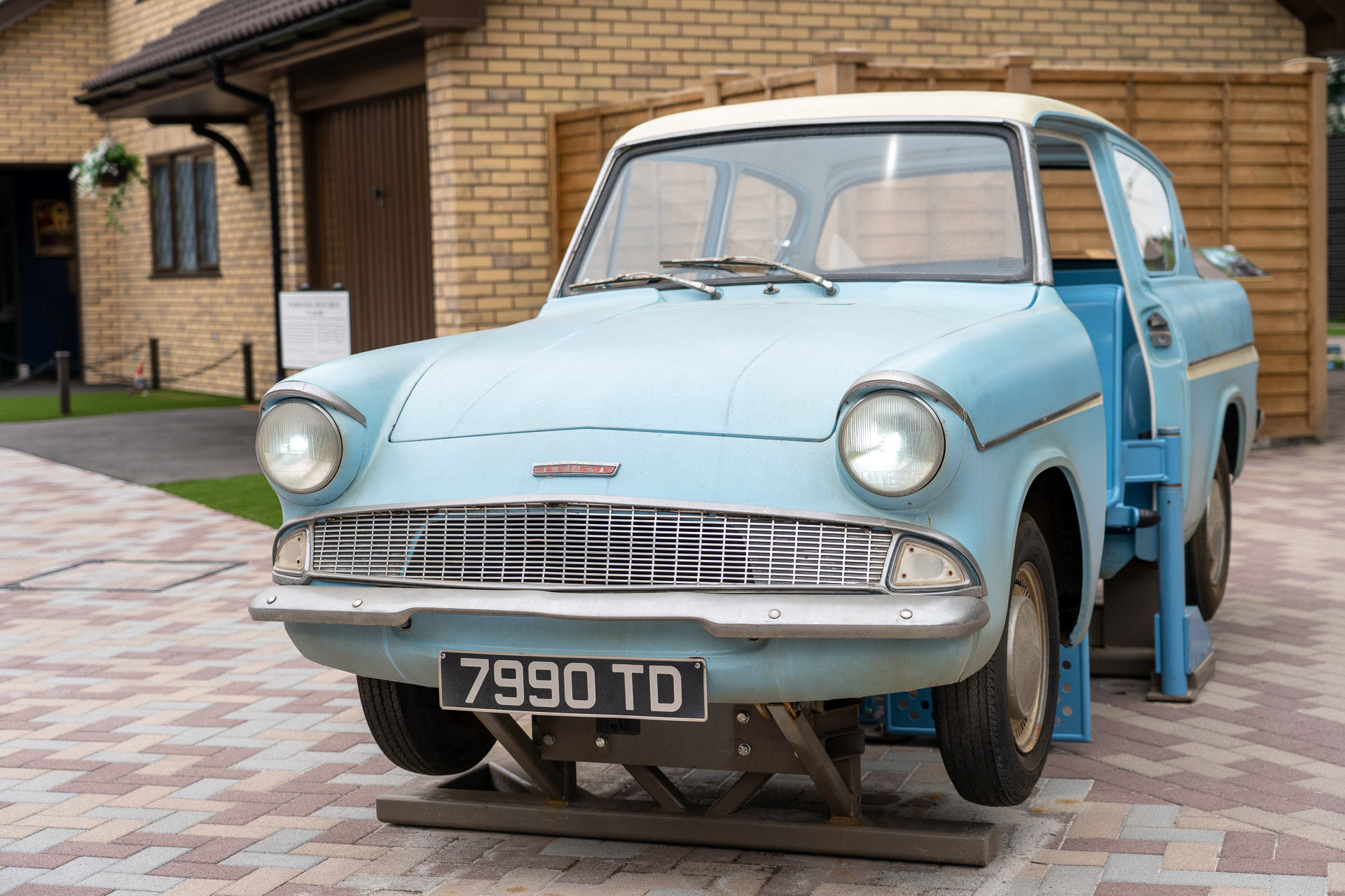 ハリーとロンが乗って、プリベット通りからホグワーツまで大冒険した空飛ぶクルマ。登録番号は7990TD