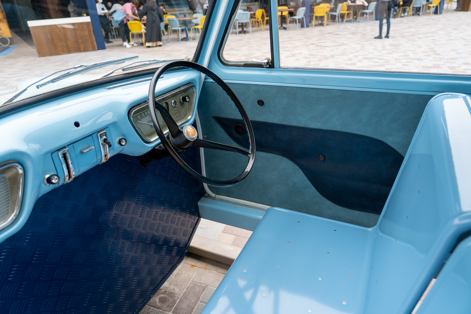 クルマは実際に座ることができる。ぜひ記念写真を