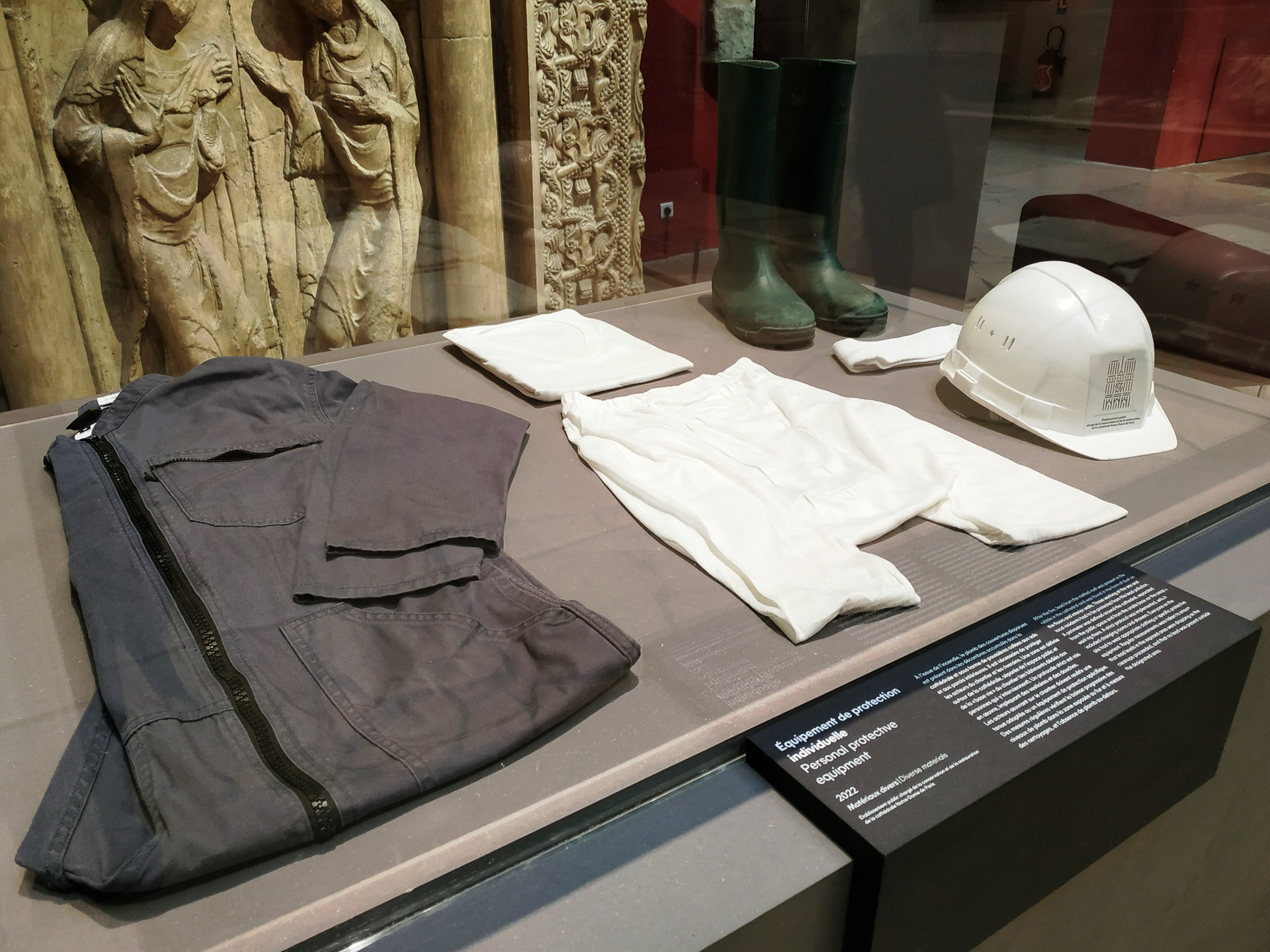 現場で作業員が来ている作業服も展示されていました