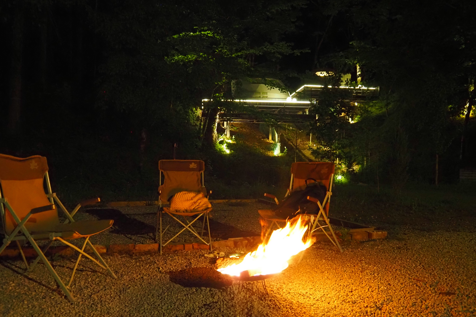 まき割り体験もできる焚き火。ポップコーンも作れる。少々の焦げはご愛敬