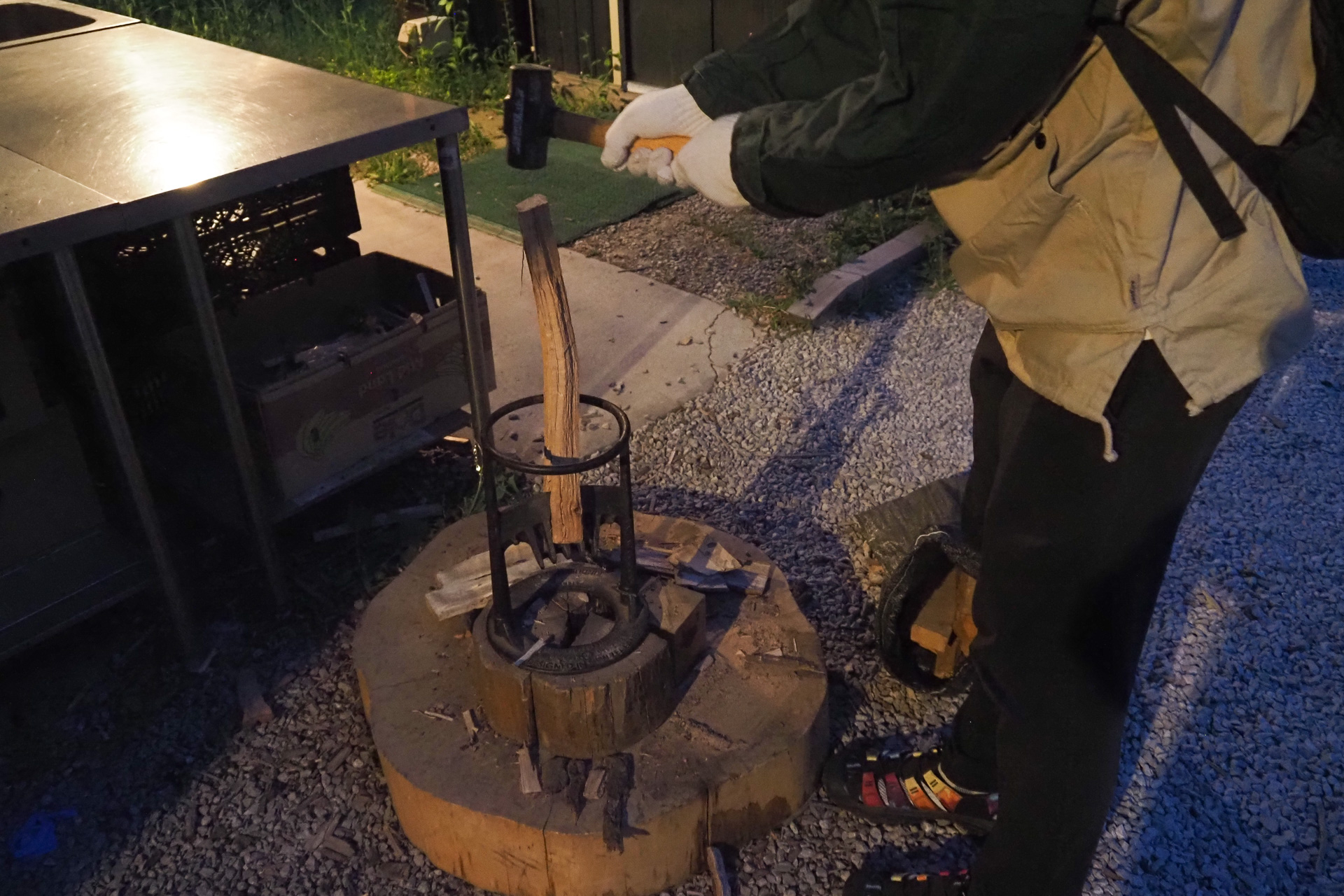 まき割り体験もできる焚き火。ポップコーンも作れる。少々の焦げはご愛敬