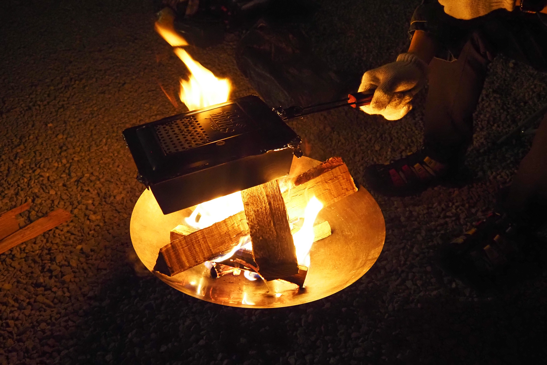 まき割り体験もできる焚き火。ポップコーンも作れる。少々の焦げはご愛敬