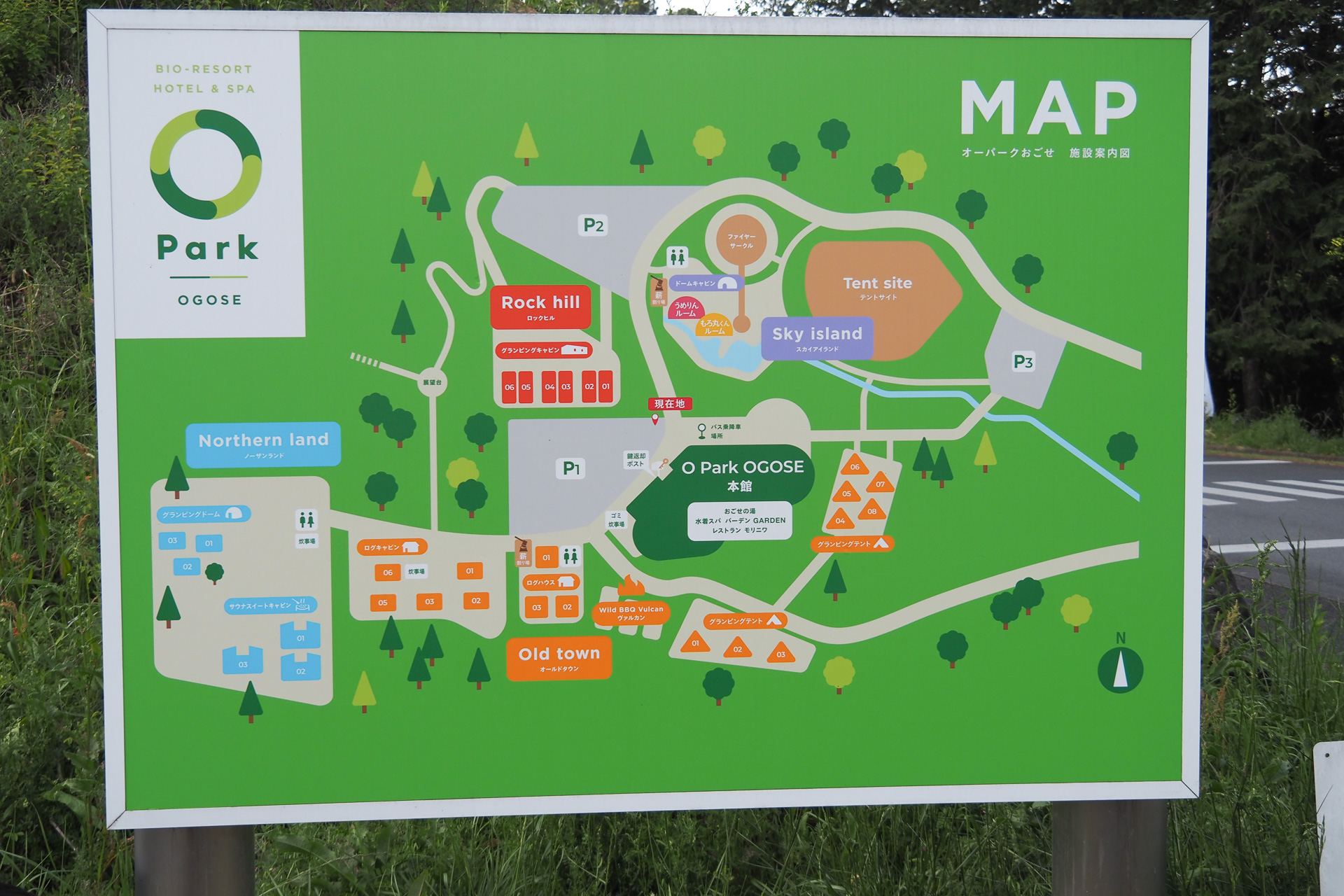 駐車場は大きく分けて3か所。宿泊施設のそばのものを使えるほか、サウナスイートキャビンなどは目の前にクルマを止められる