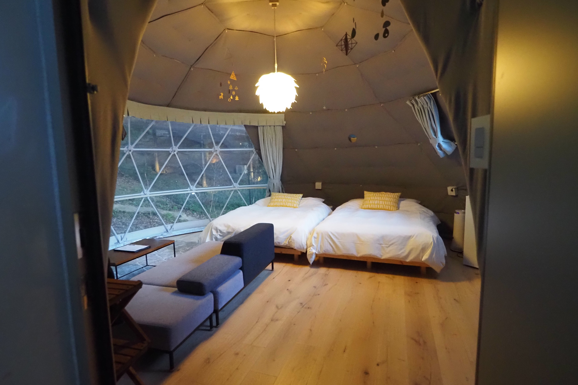 天井の北欧風のモールがかわいい。カーテンを開けると広々とした窓から景色が楽しめる