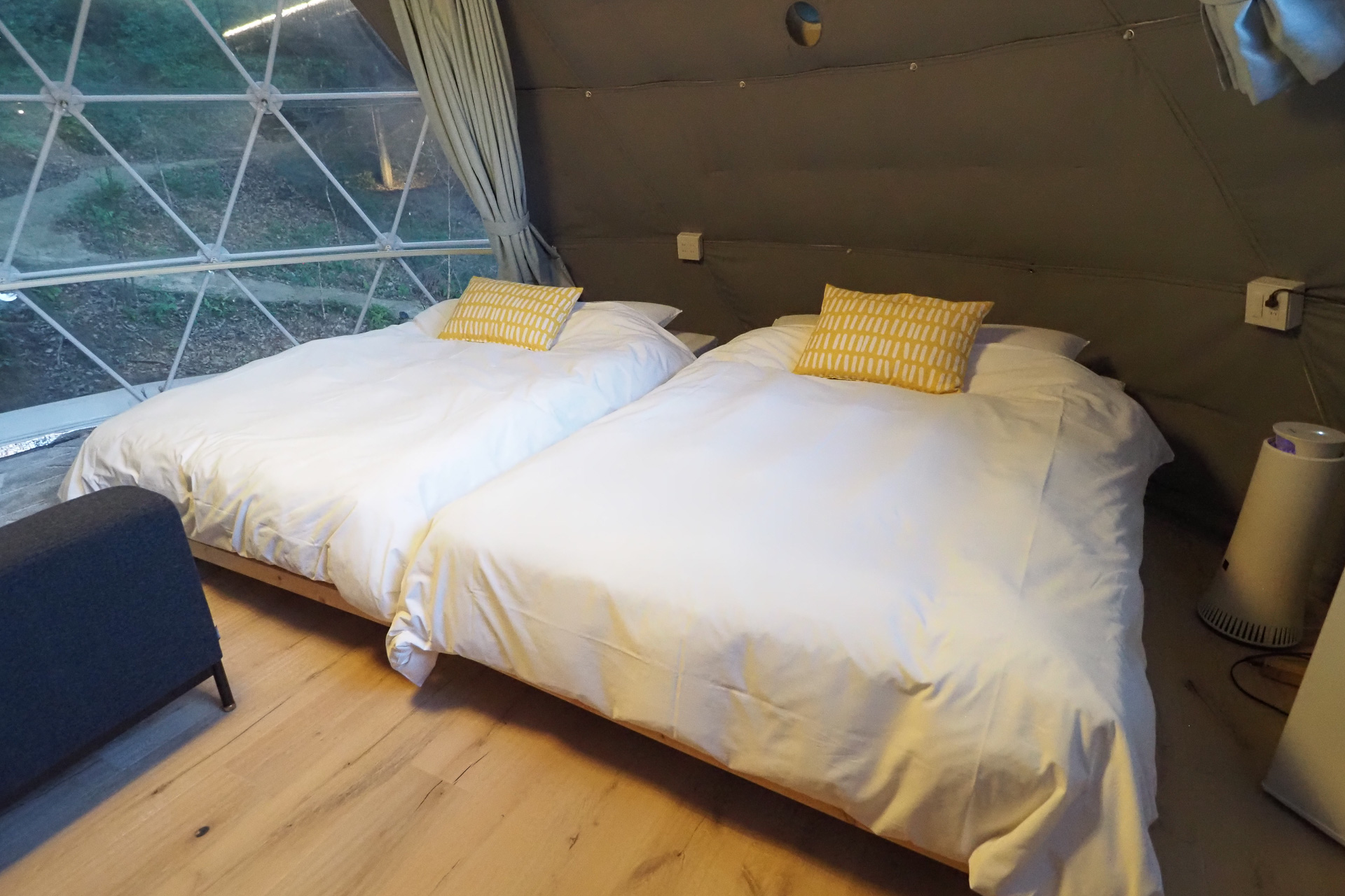 添い寝しても余裕な広さ。サイドにそれぞれコンセントも