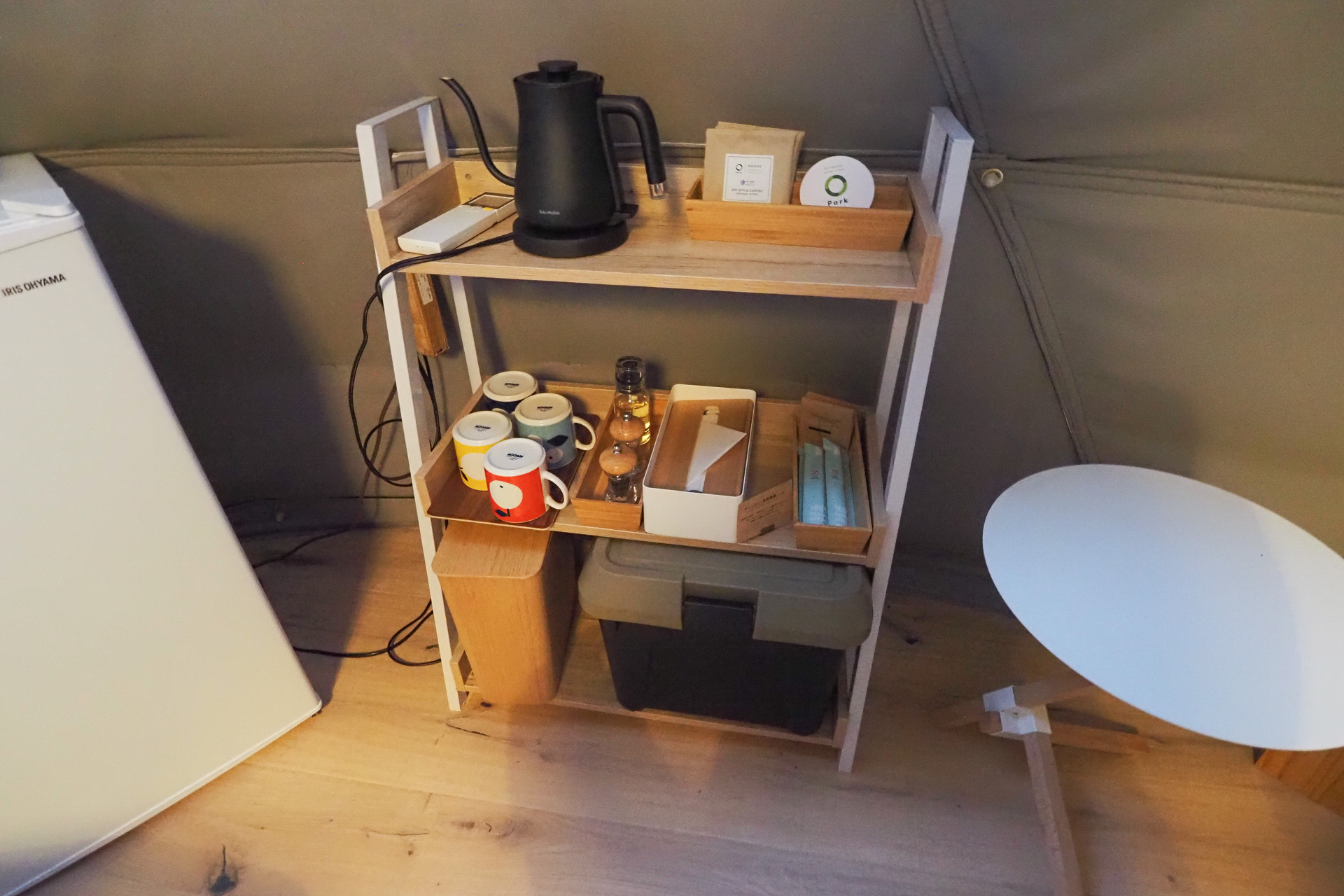 朝食用のコーヒーにケトル、北欧風のマグカップと、ケースのなかに調理道具が用意されている