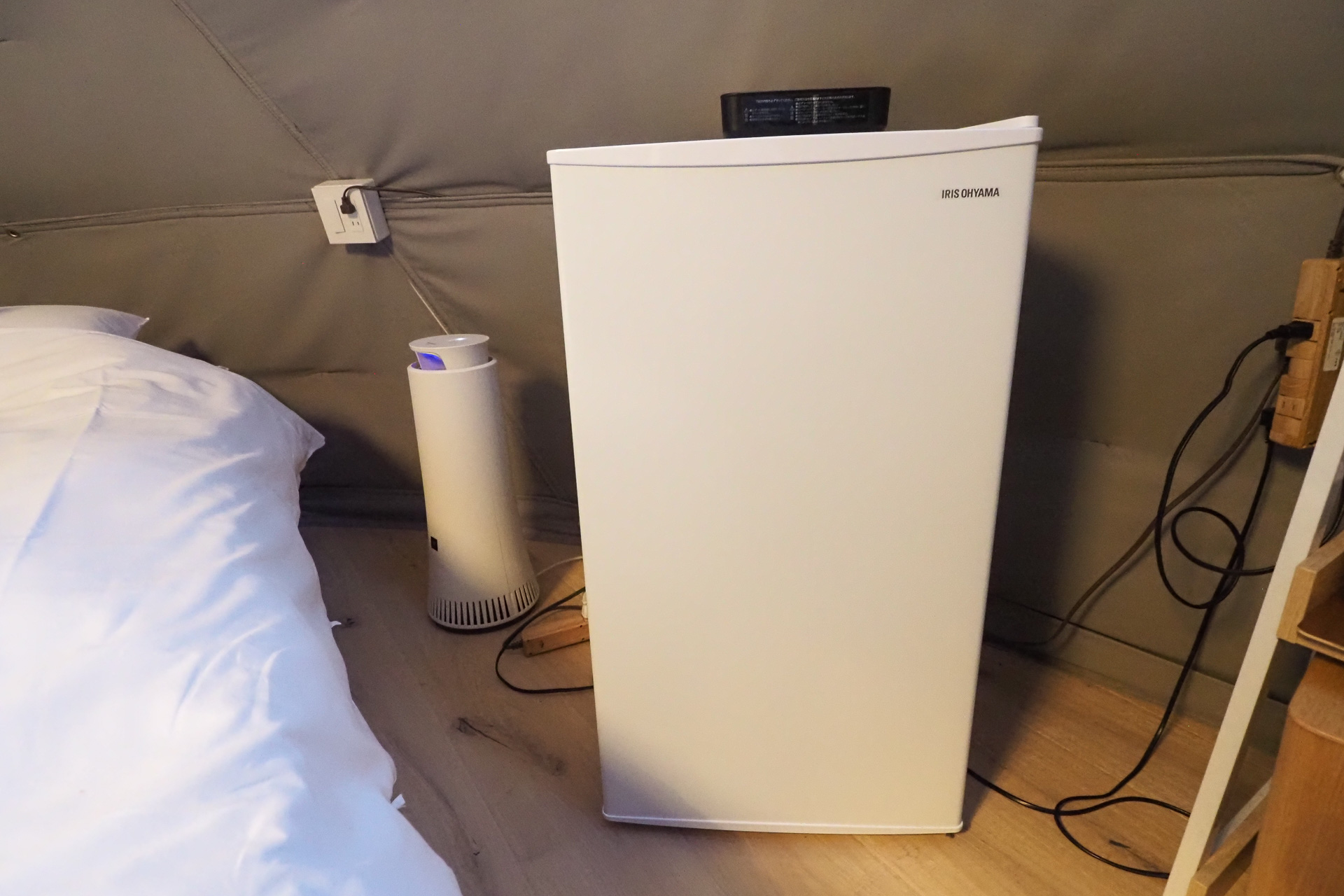 冷蔵庫には水や朝食が入っている。盛り付けるとこんな感じ