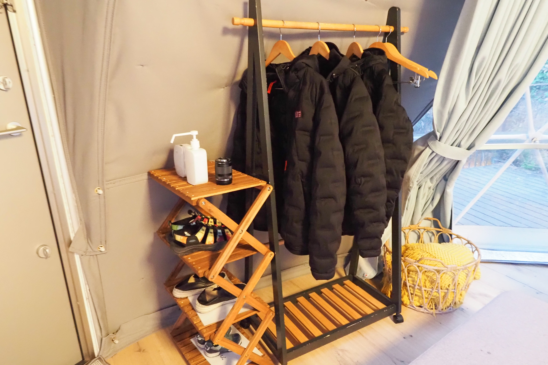 付属のジャケットとブランケットは寒いときに便利。靴箱の上には消毒液に室内用の虫よけも