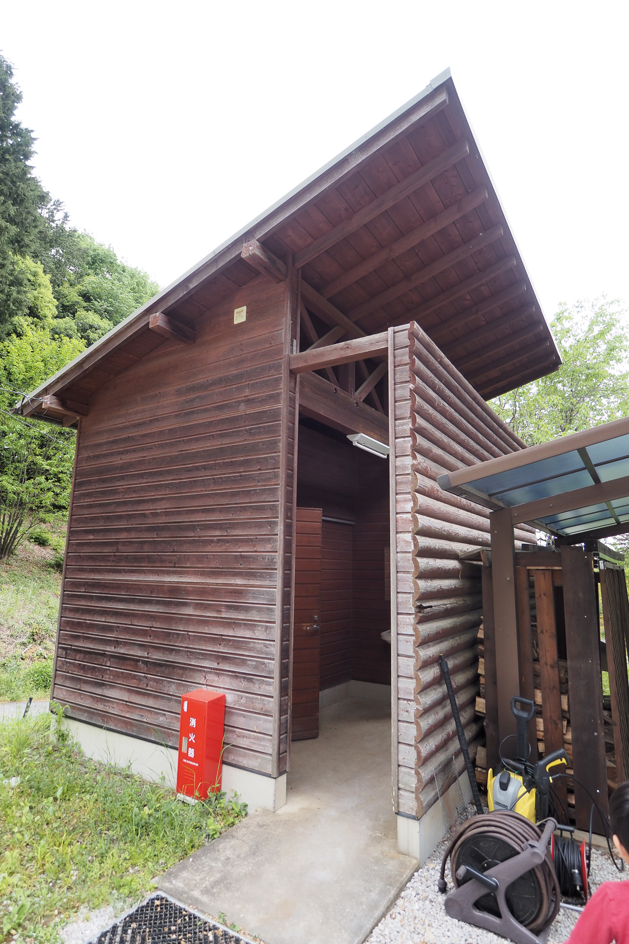 トイレと、その右にあるまき割りや簡単な調理ができるスペース