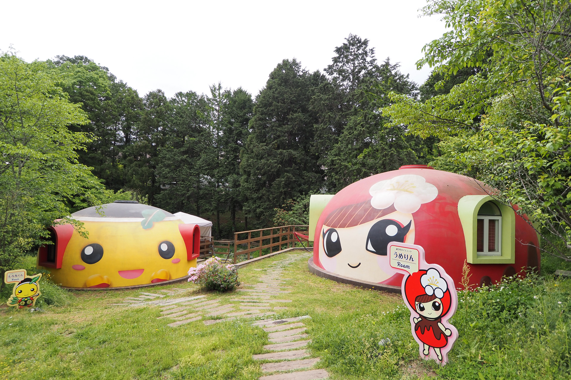 となりの毛呂山町のキャラクター「もろ丸くん」と越生町の「うめりん」をモチーフにしたドームキャビン