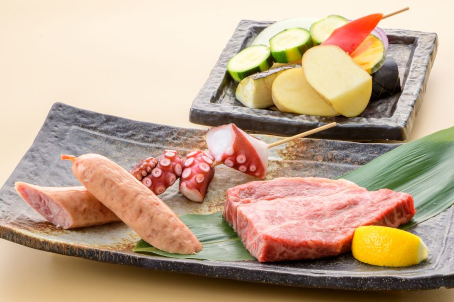 セット内容は葉山牛、佐島の地ダコ、よこすか野菜、ソーセージ