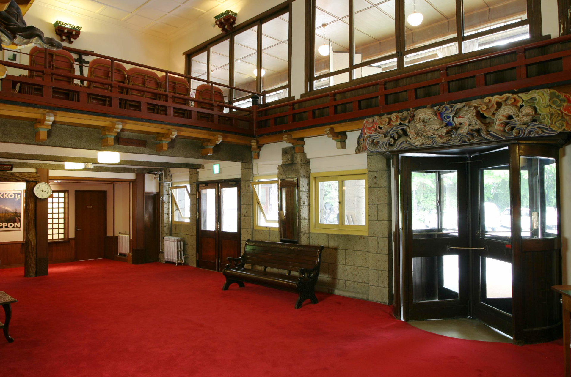 西洋風の外観ながら日本の調度品や建築様式が館内の随所に配される「日光金谷ホテル」