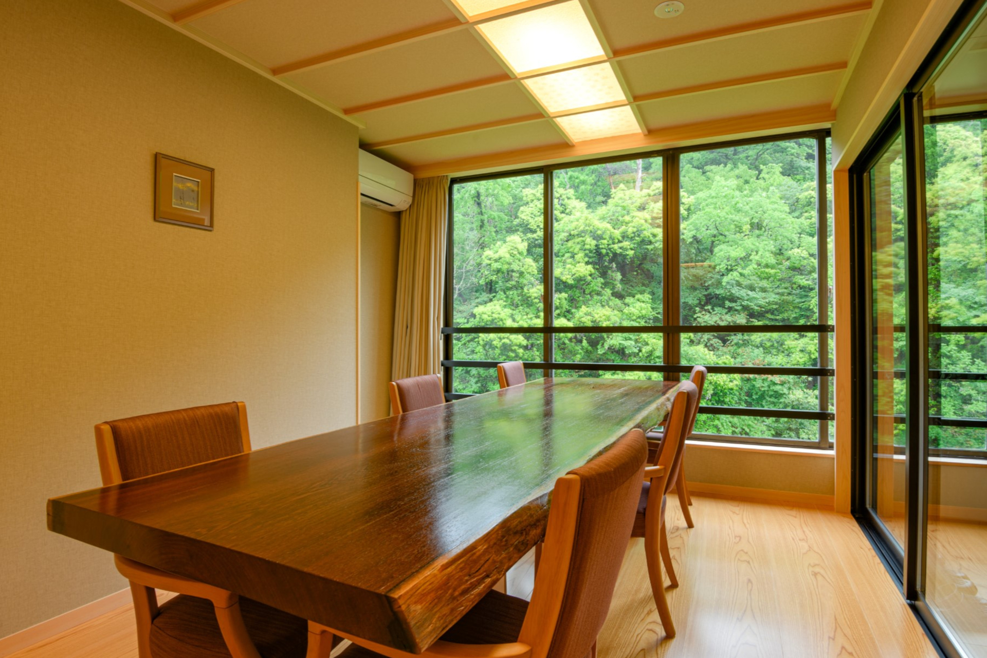 ダイニングスペースを備えた「部屋食＆源泉露天風呂付特別室」