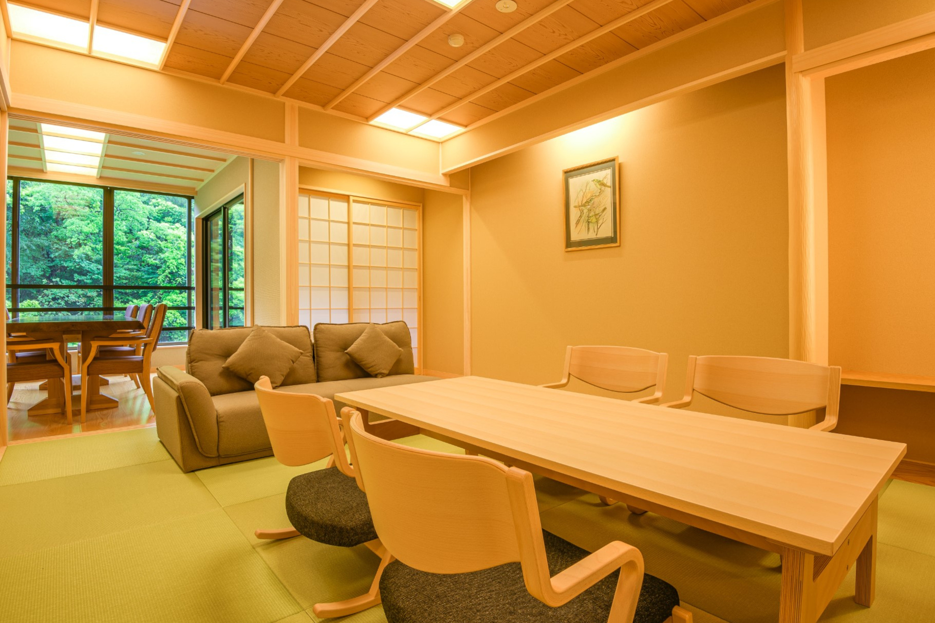 ダイニングスペースを備えた「部屋食＆源泉露天風呂付特別室」