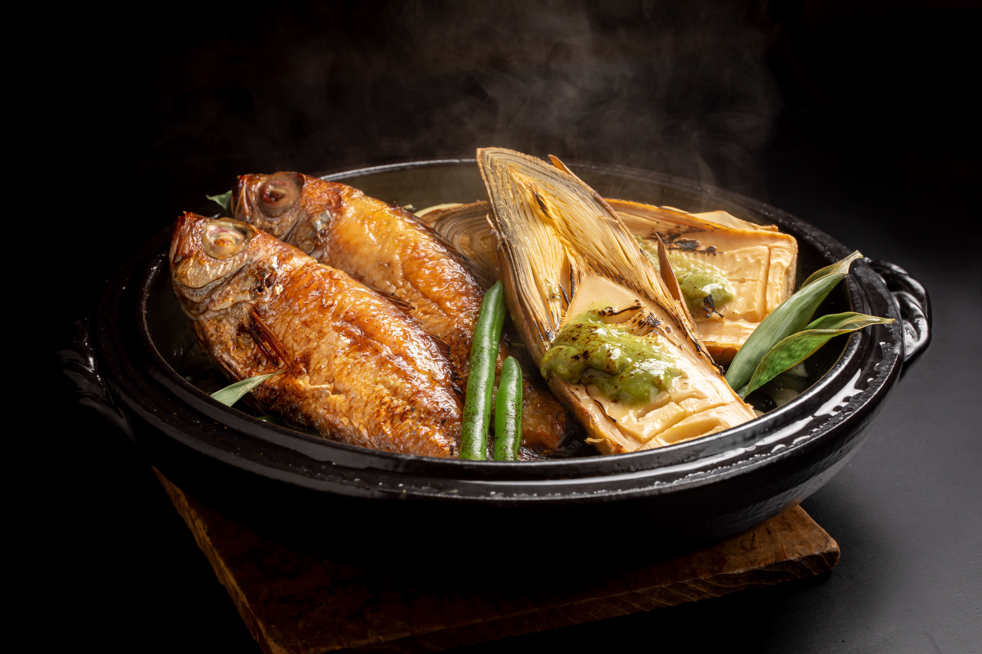 ノドグロの宝楽焼や能登牛など高級食材を使った会席料理を用意