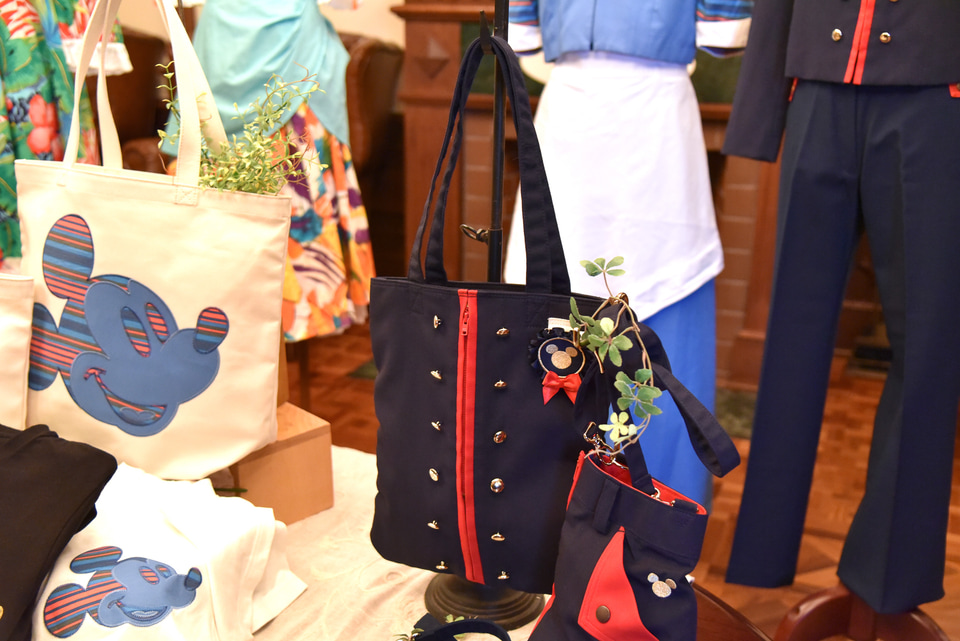 ファンなら一目で分かるはず！ ディズニーランド＆シーの制服がTシャツ