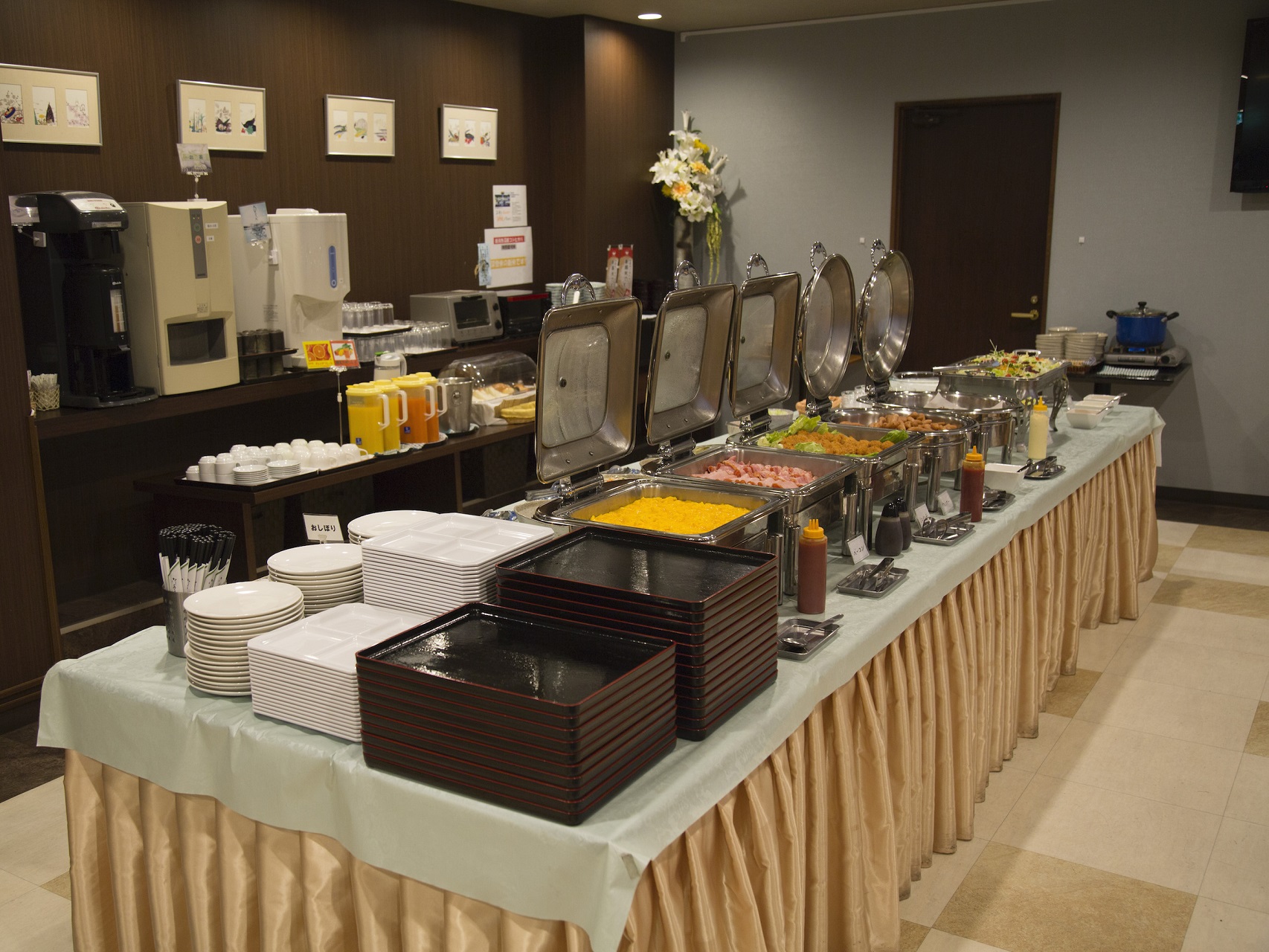 和洋中約30種類の朝食ビュッフェ
