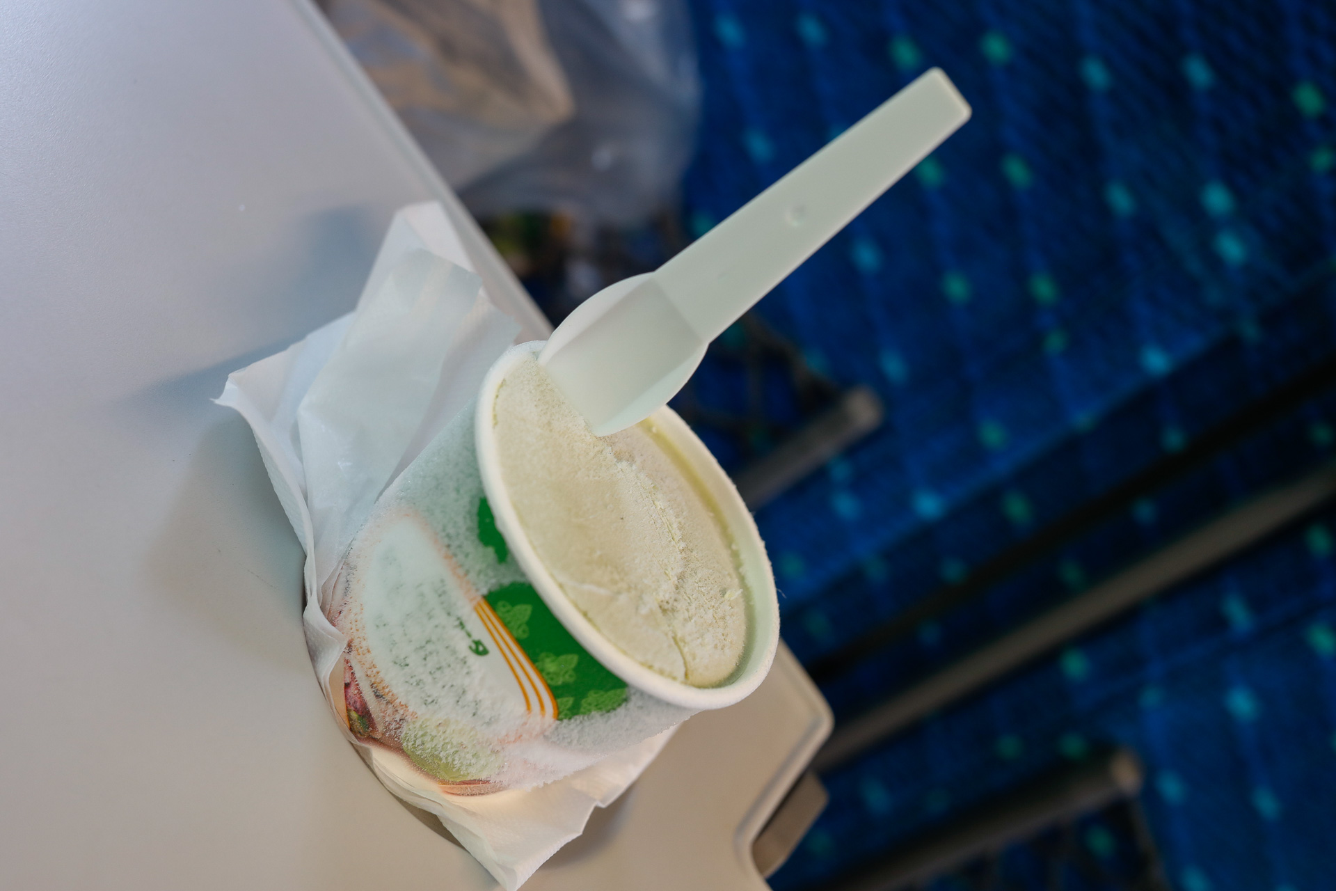 「#シンカンセンスゴイカタイアイス」決めのポーズ（？）。誰が最初に考え出したのか、スプーンを立てるのがお約束である