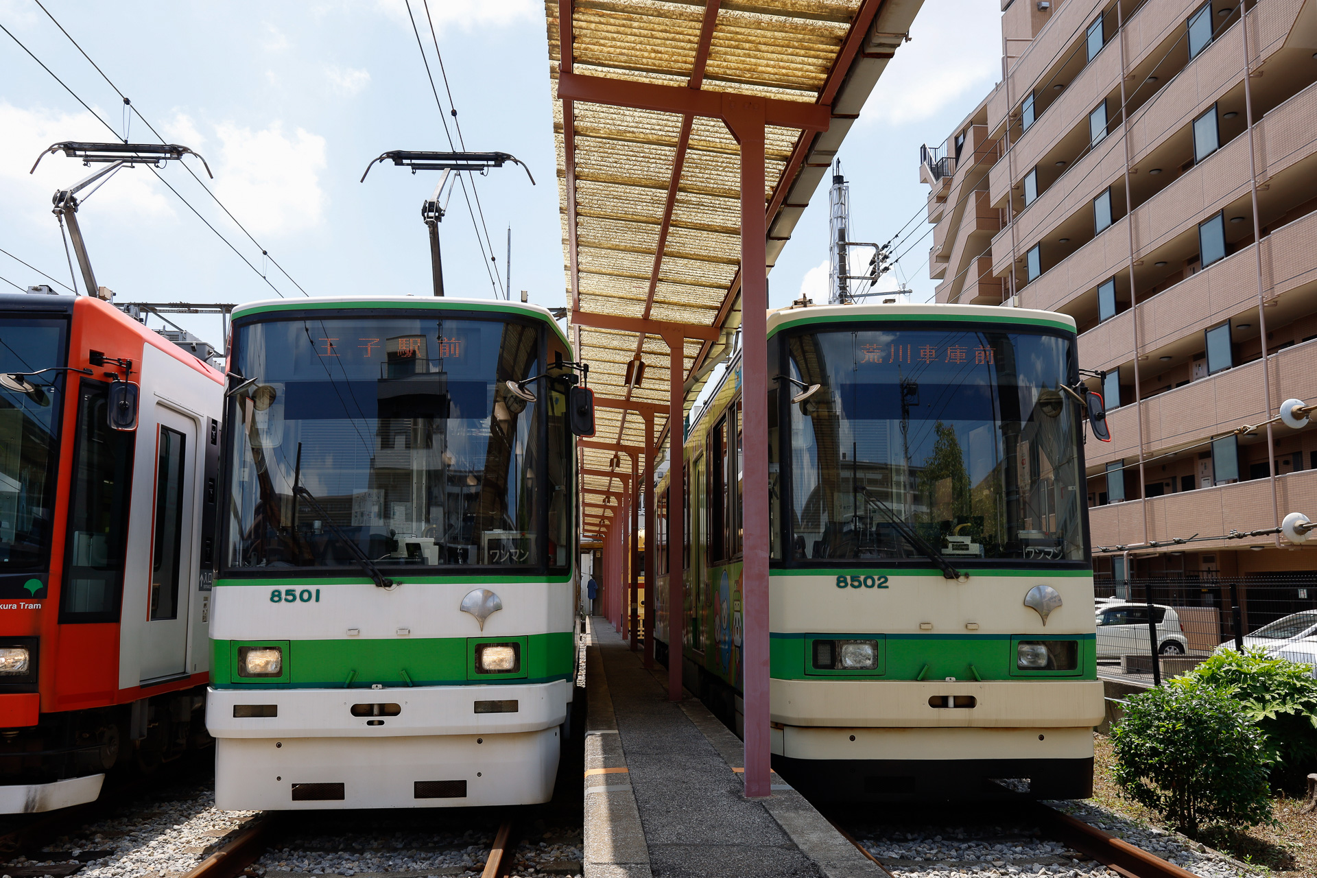 8500形のうち8501号車は、前部標識灯まわりの仕様に違いがある。右の8502号車と比べてみてほしい