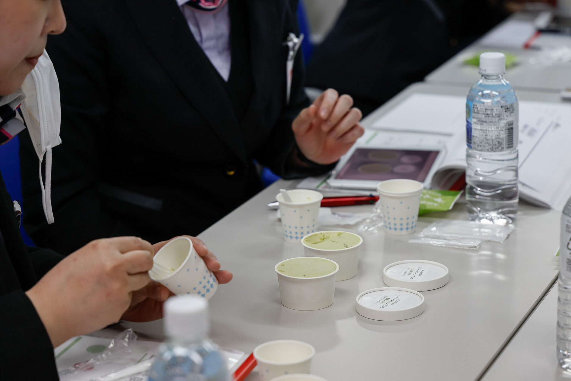 黙々と試食……なんていうことはなくて、意見交換がにぎやかな試食となった