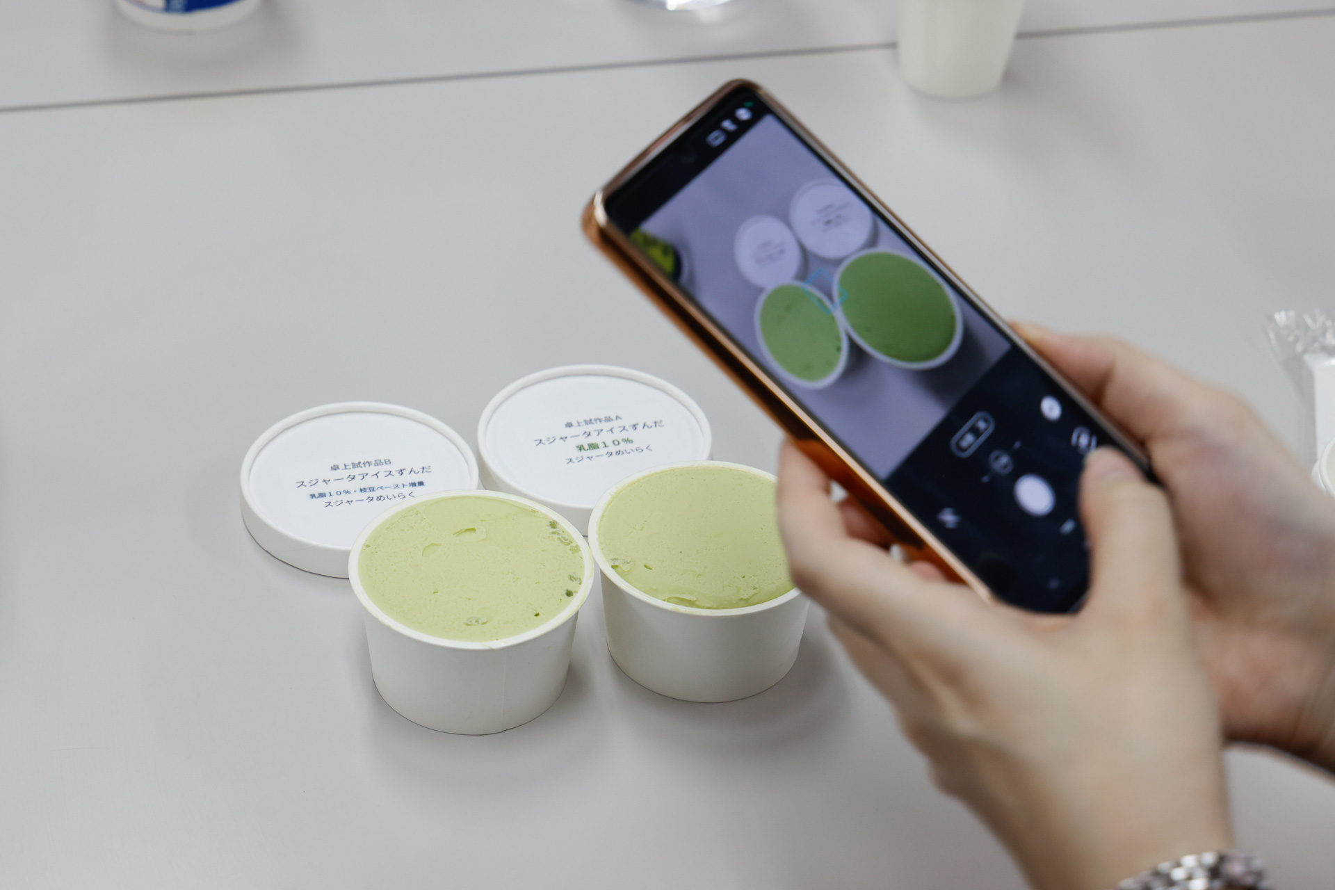 「時代だなあ」と思ったのは、試食しつつ、スマートフォンで撮影する場面が見られたこと