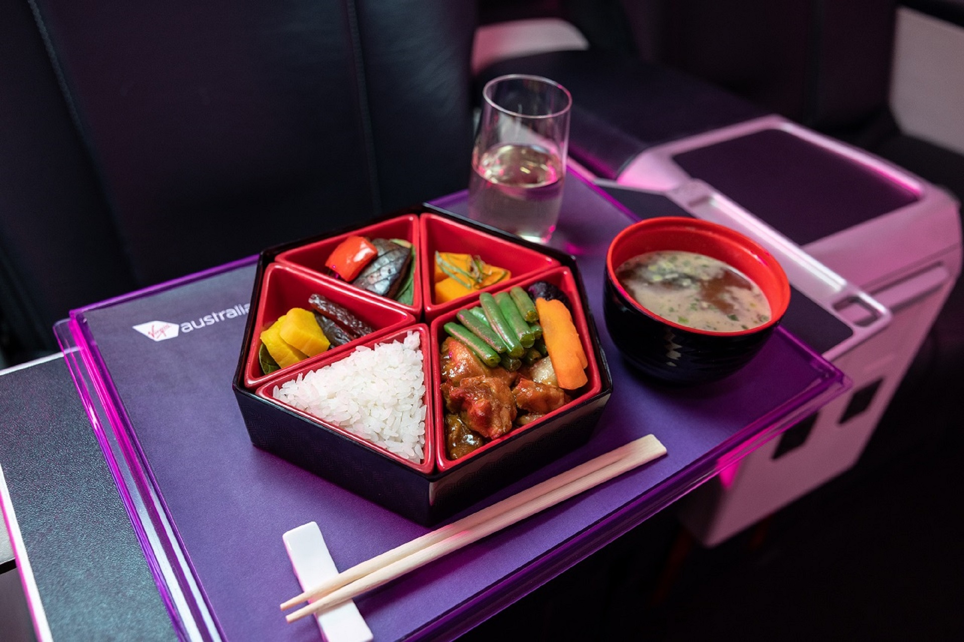 ビジネスクラスでは和食を使った弁当を提供。エコノミークラスでも食事やポッキーなどの日本の菓子を機内販売で購入することができ、そのほか日本茶、紅茶、コーヒー、水は無料で提供する