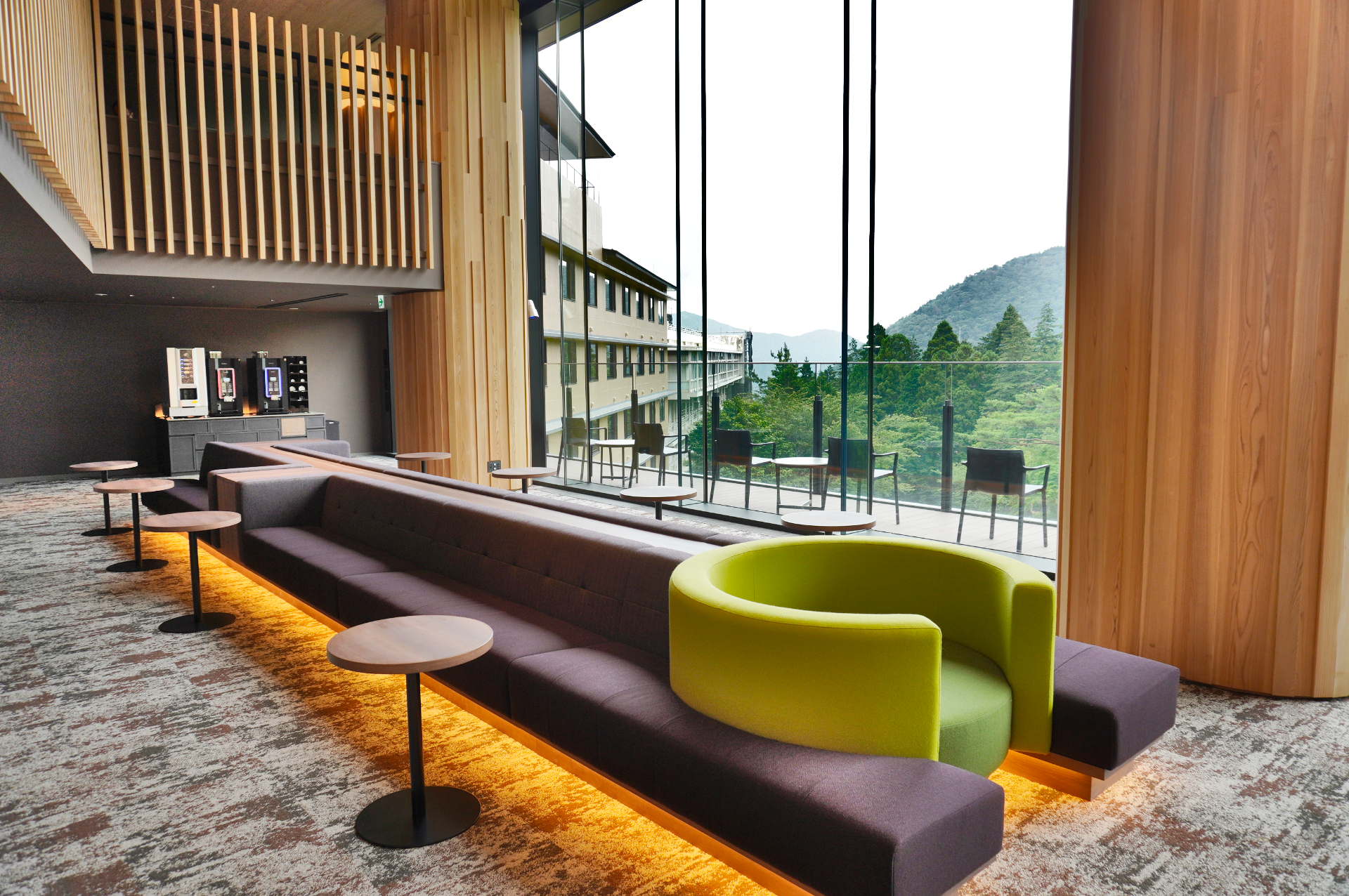 大きな窓から四季折々の景色を望む