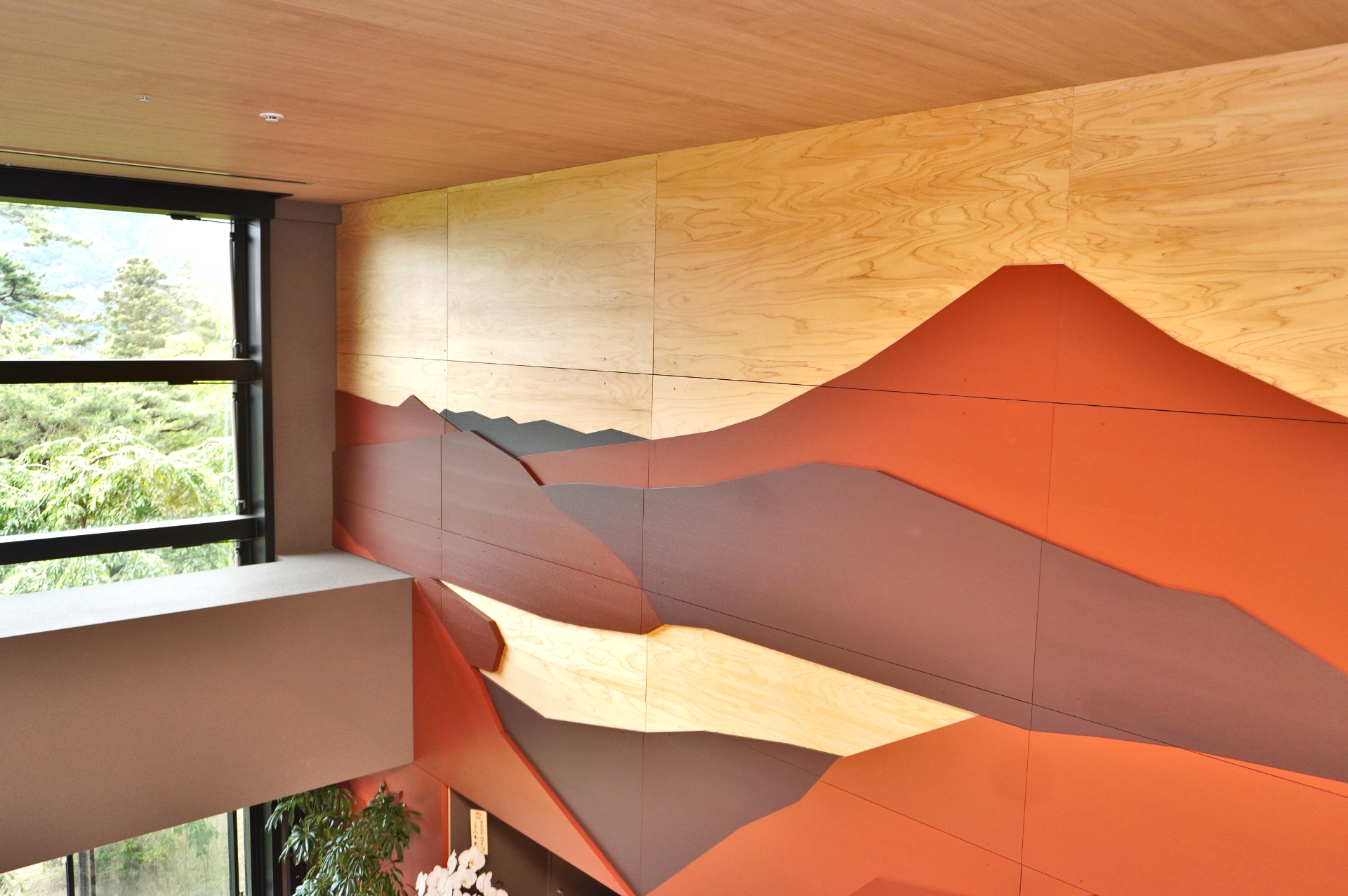 バーカウンター上に描かれるのは芦ノ湖と赤富士。寄木細工風のデザイン