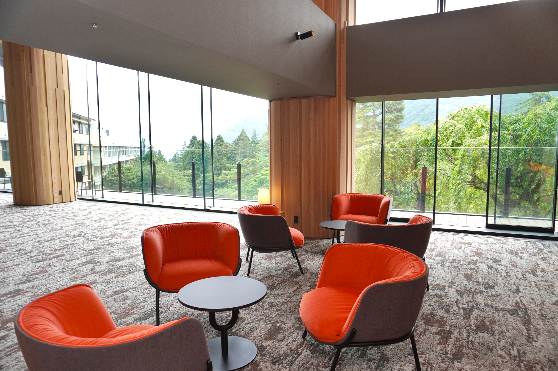 カウンター席のほかソファ席も用意